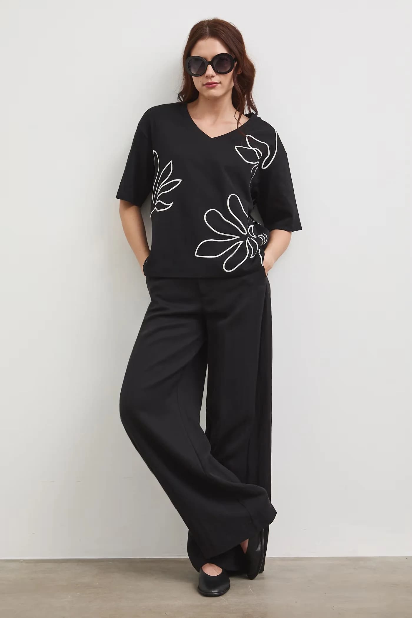 Хлопковая футболка черная для женщин - фото 2