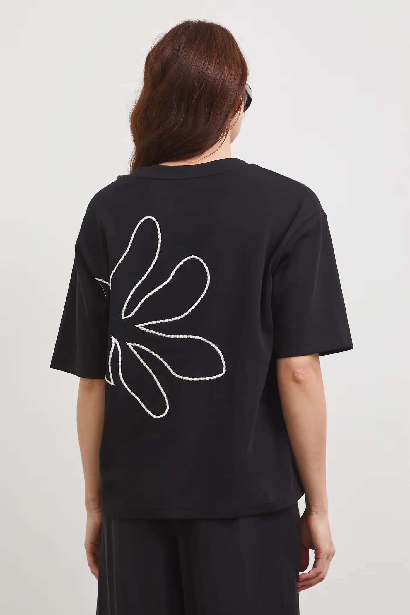 Хлопковая футболка черная для женщин - фото 3