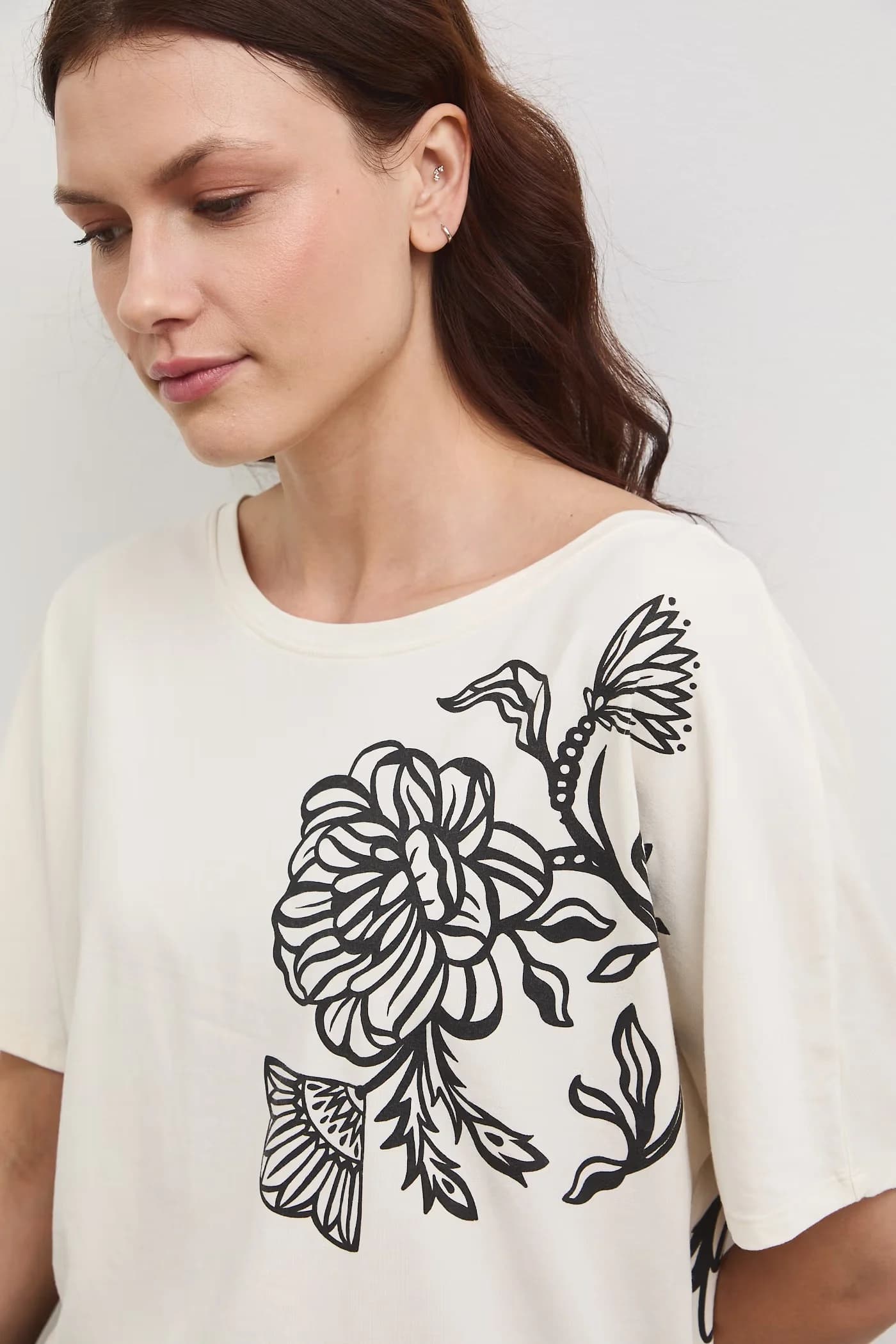 футболка бежевая для женщин - фото 4