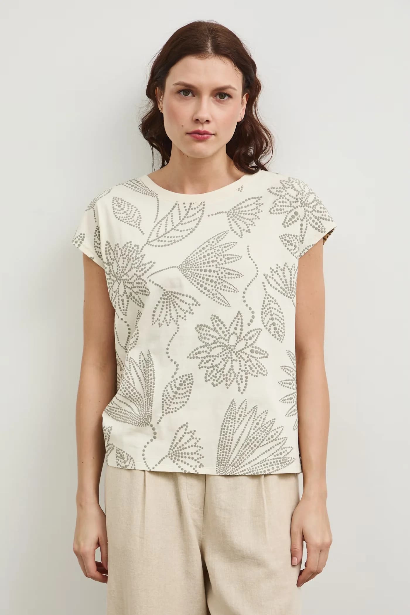 Хлопковая футболка бежевая для женщин - фото 4