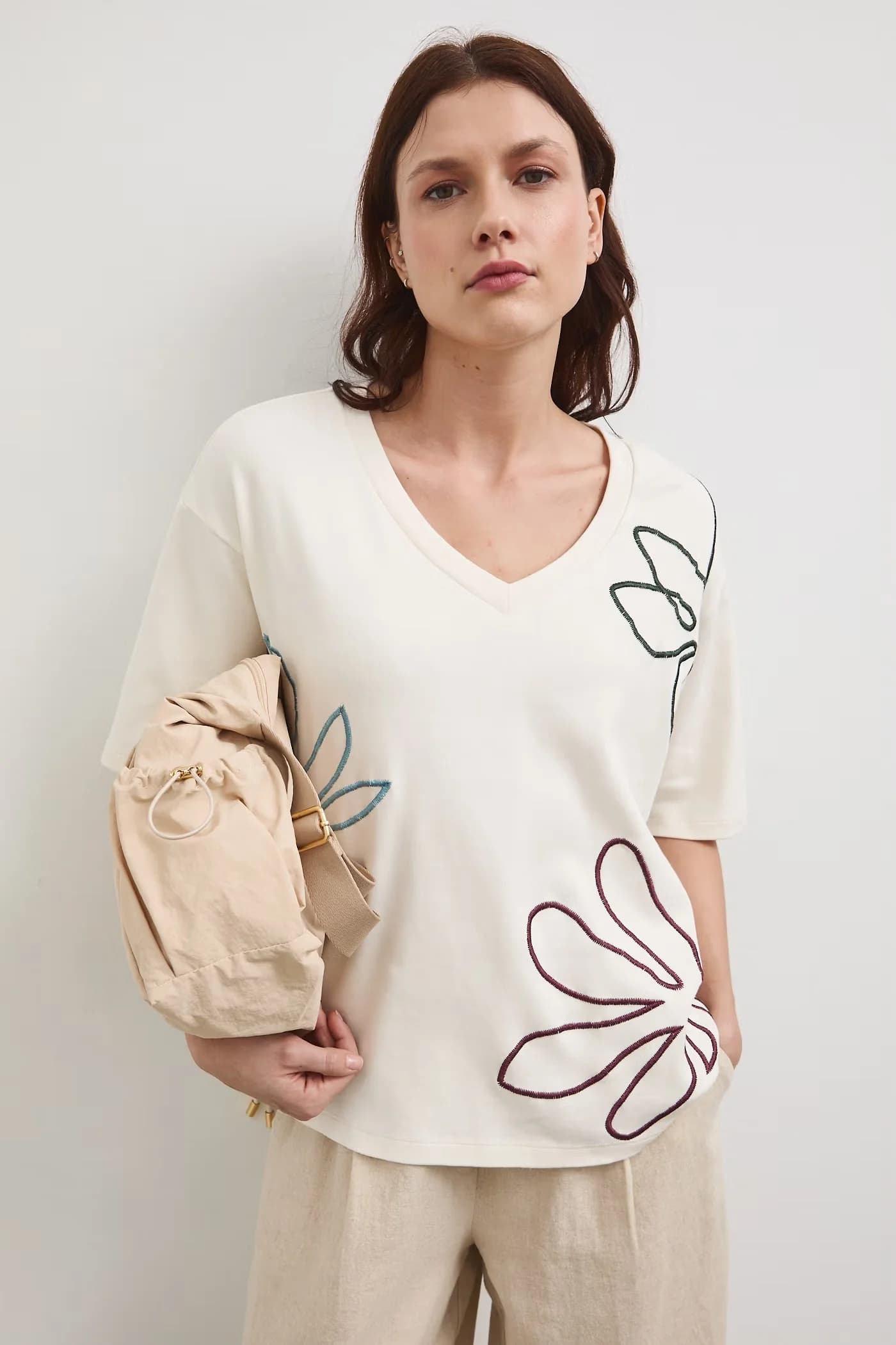 Хлопковая футболка бежевая для женщин - фото 2