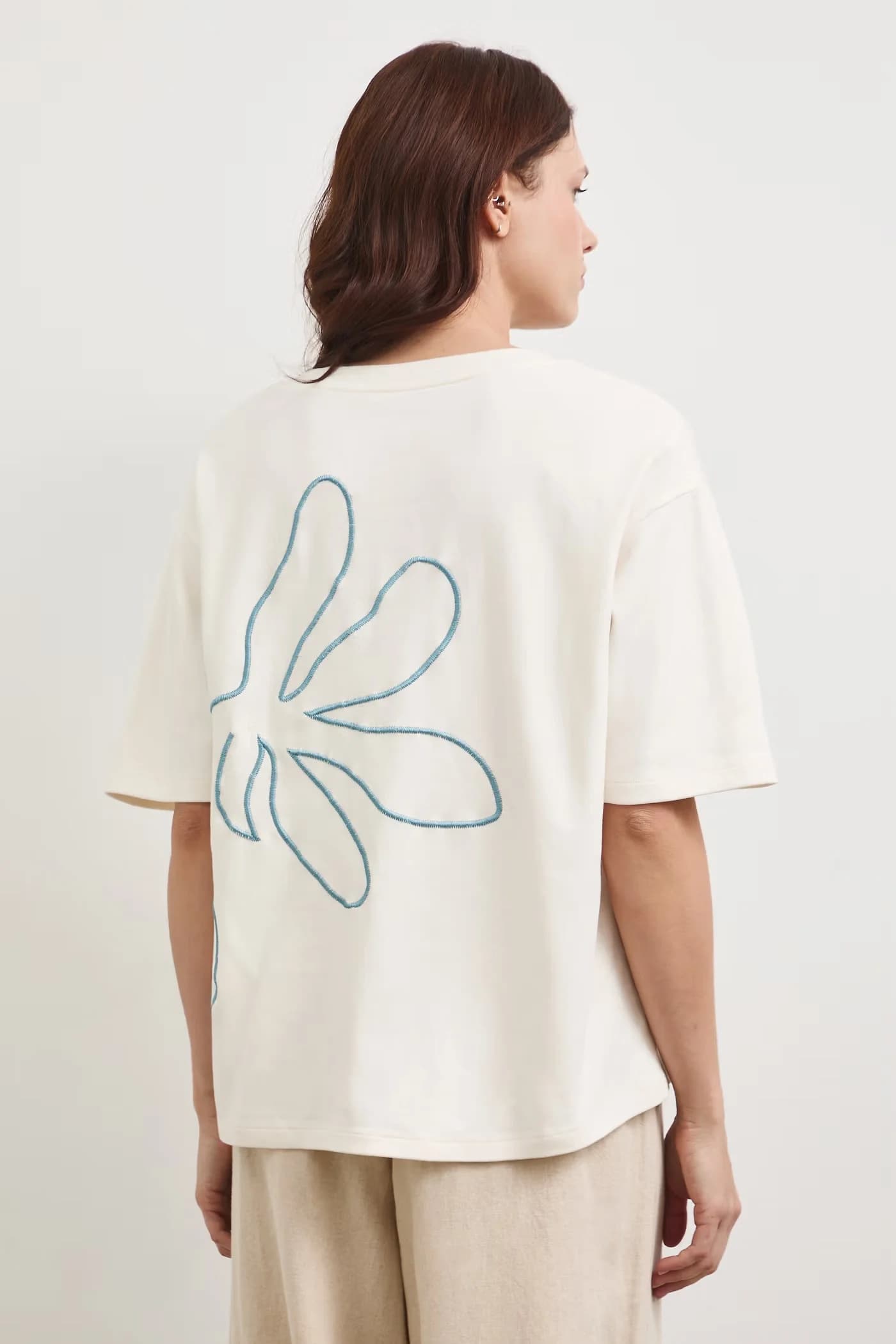 Хлопковая футболка бежевая для женщин - фото 3