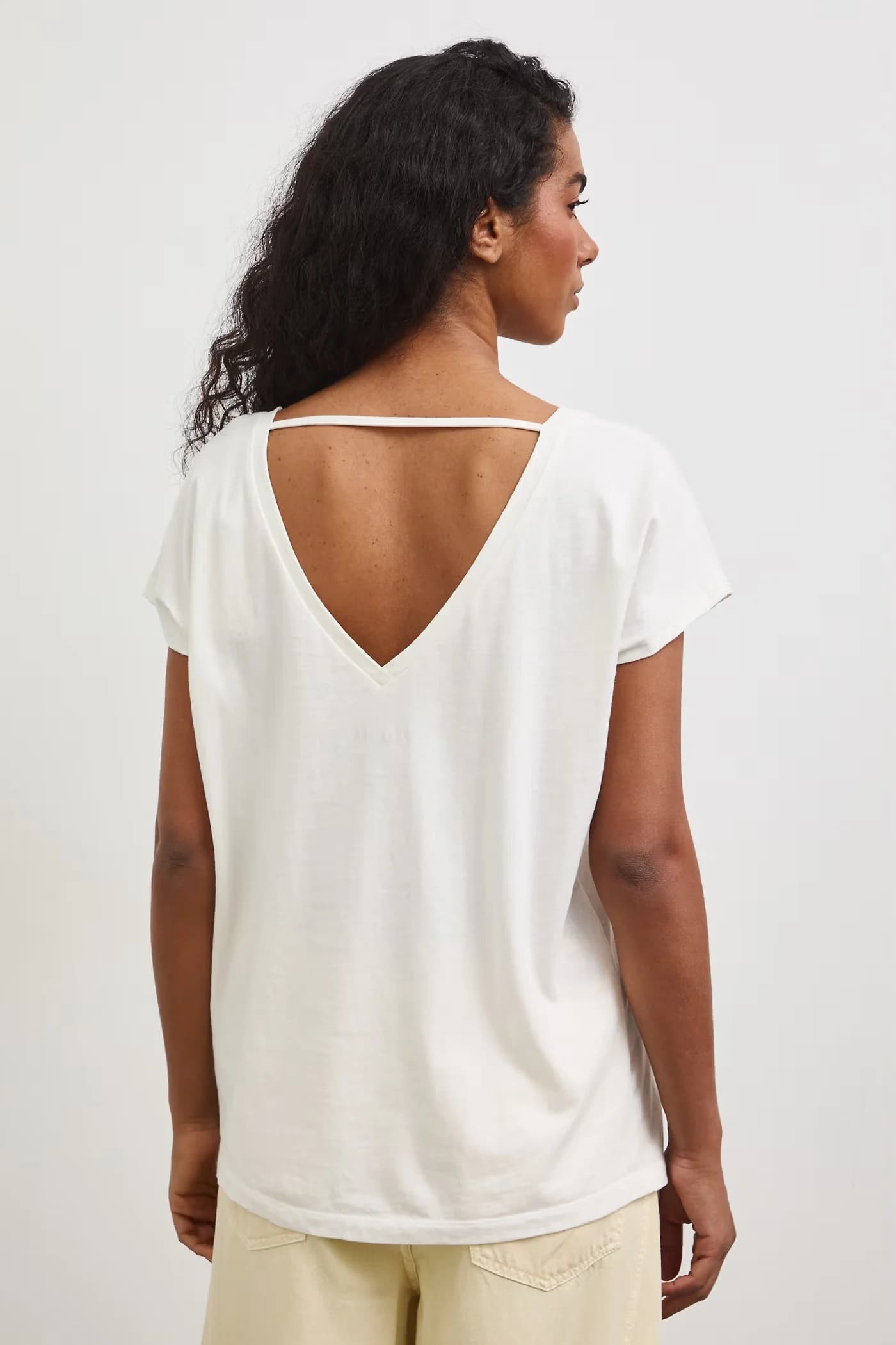 Хлопковая футболка бежевая для женщин - фото 3