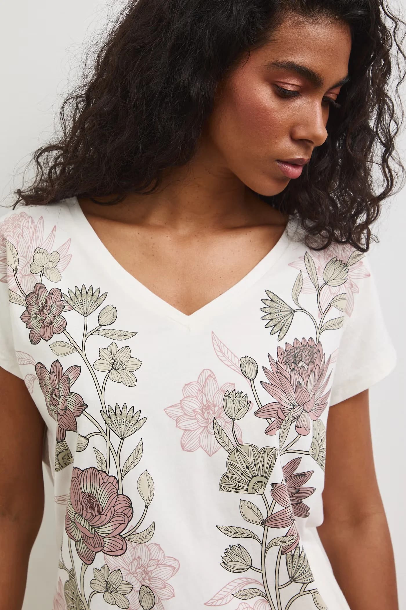 Хлопковая футболка бежевая для женщин - фото 4