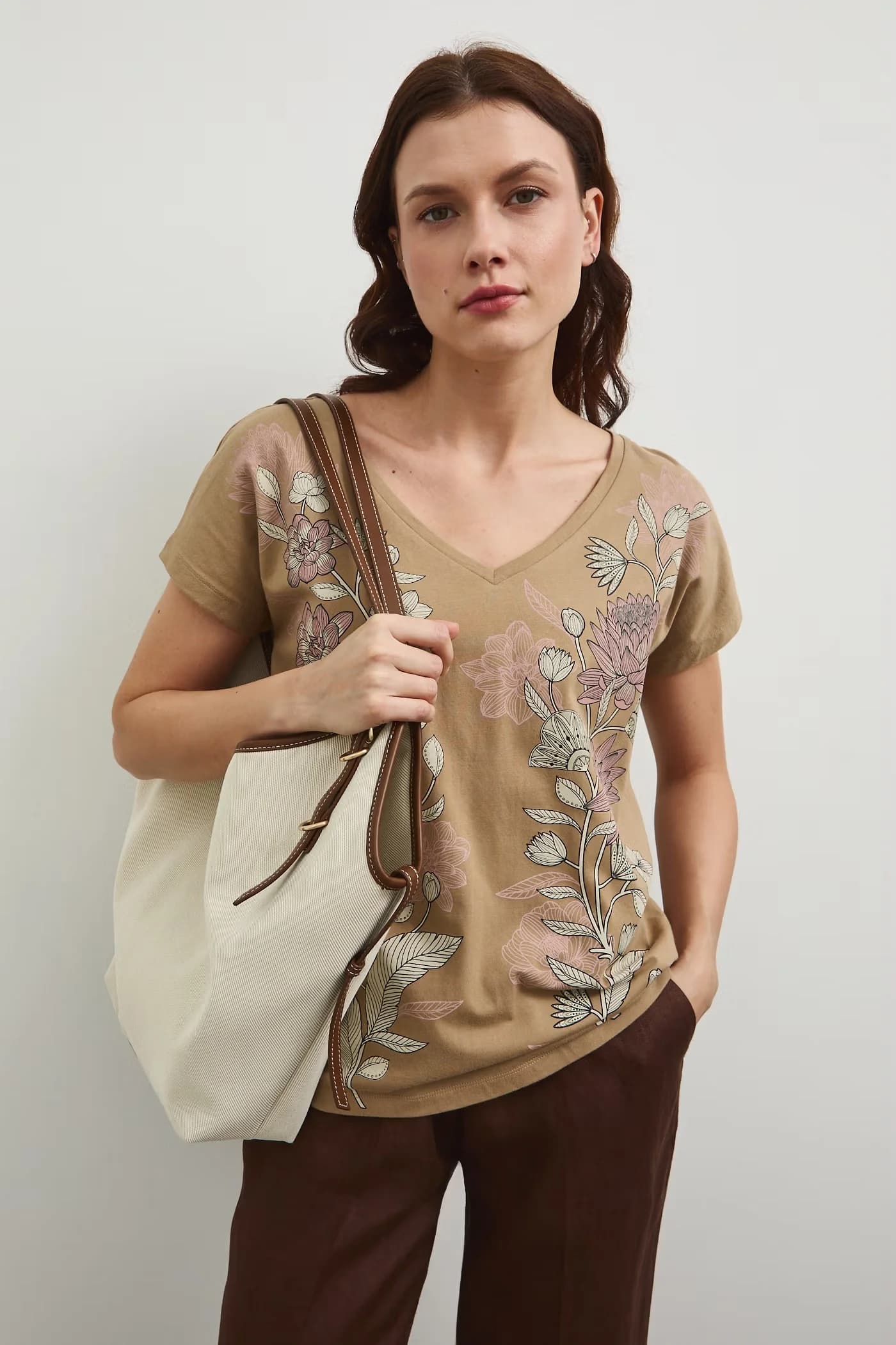 Хлопковая футболка бежевая для женщин - фото 2