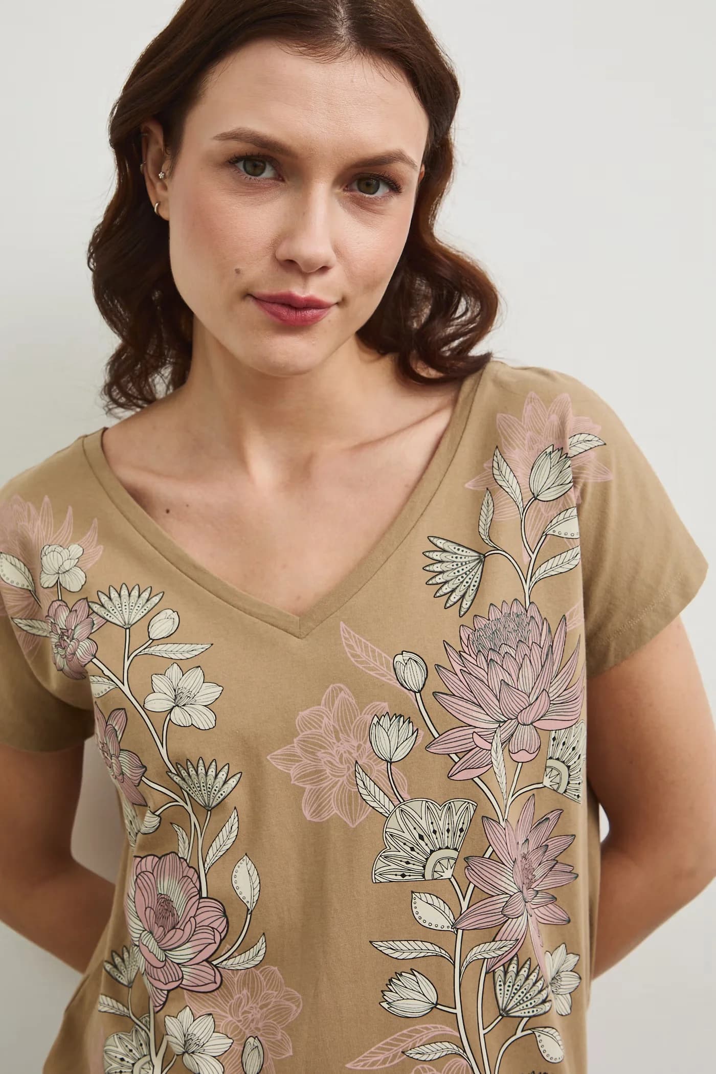 Хлопковая футболка бежевая для женщин - фото 4