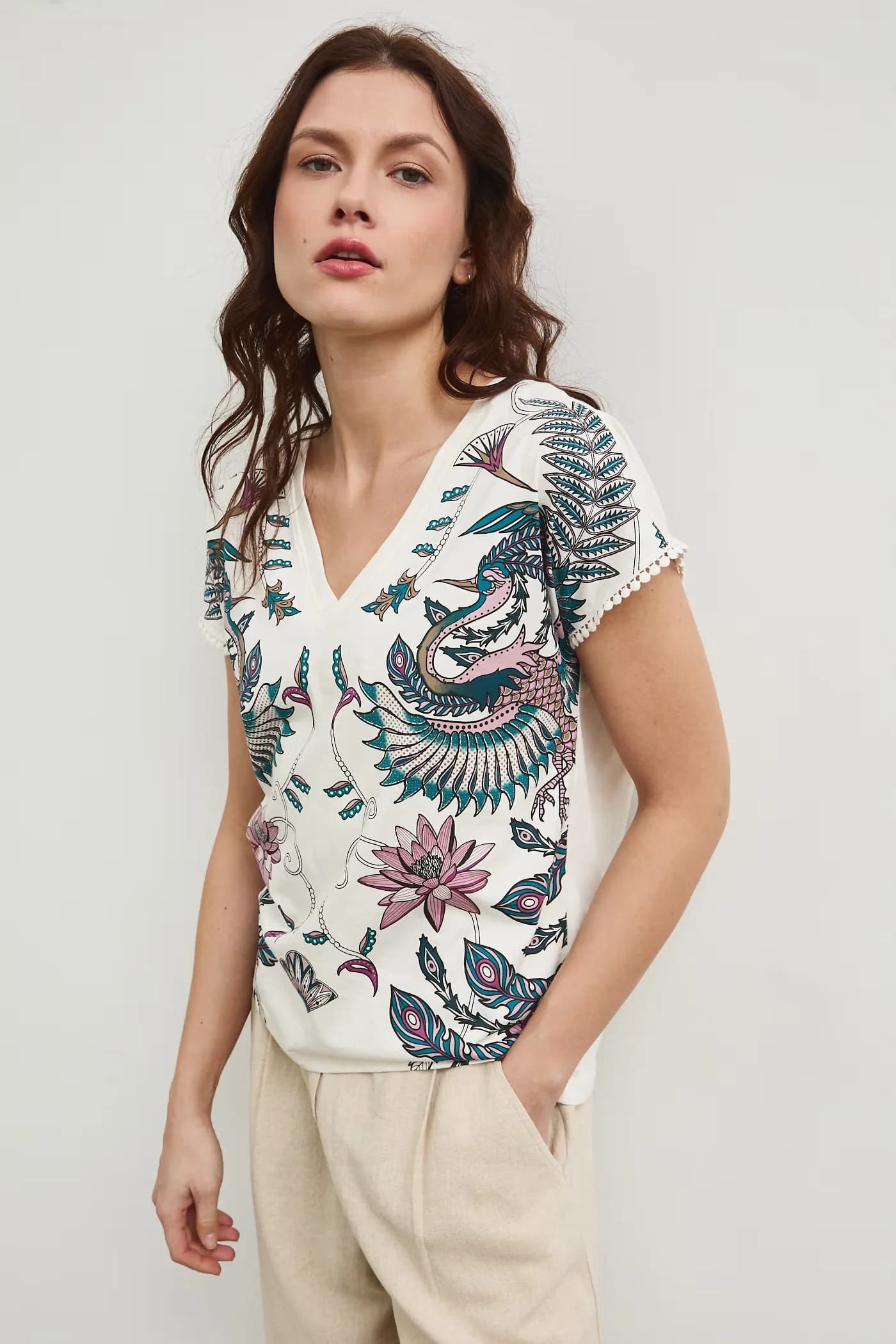 Хлопковая футболка бежевая для женщин - фото 2