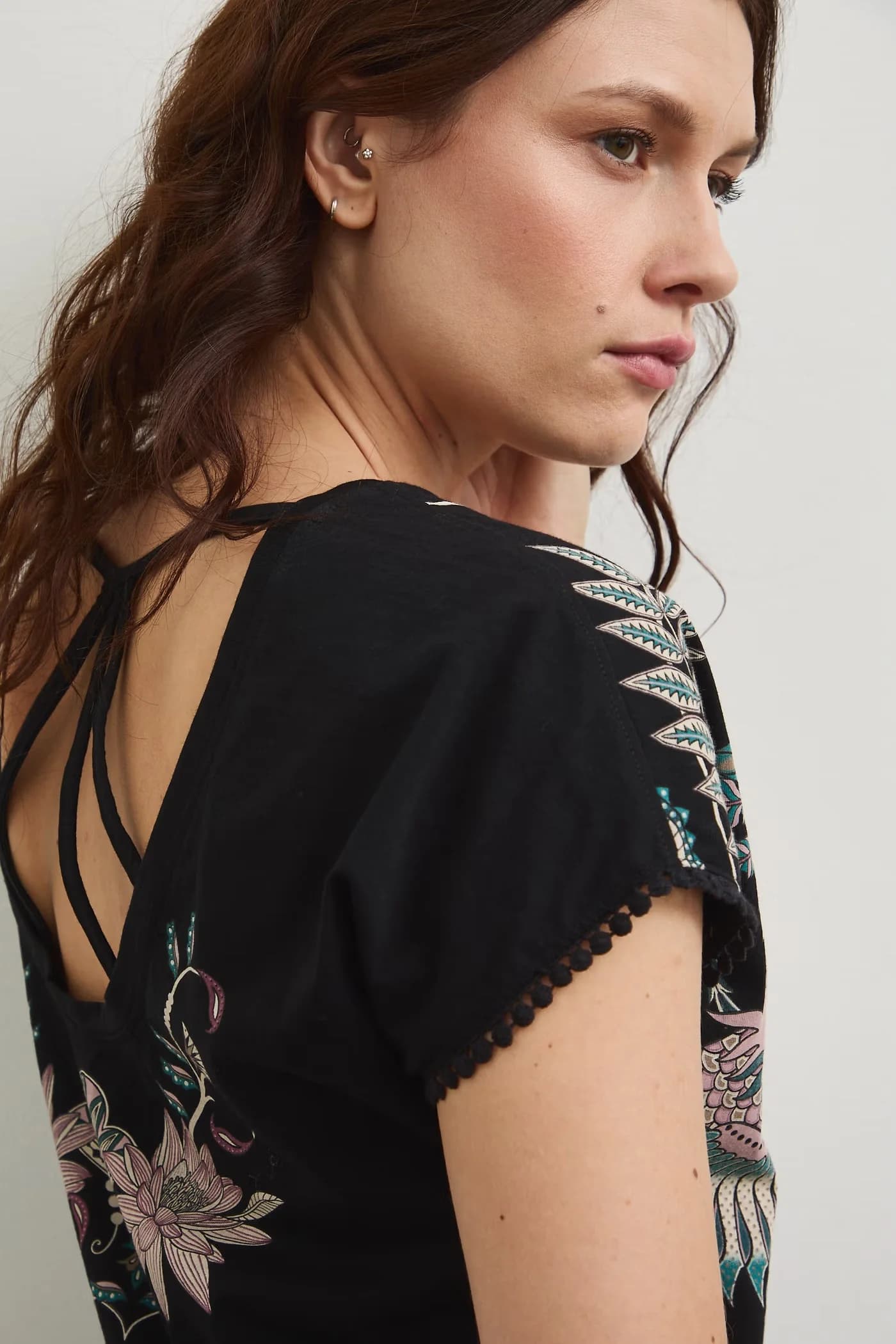 Хлопковая футболка черная для женщин - фото 4