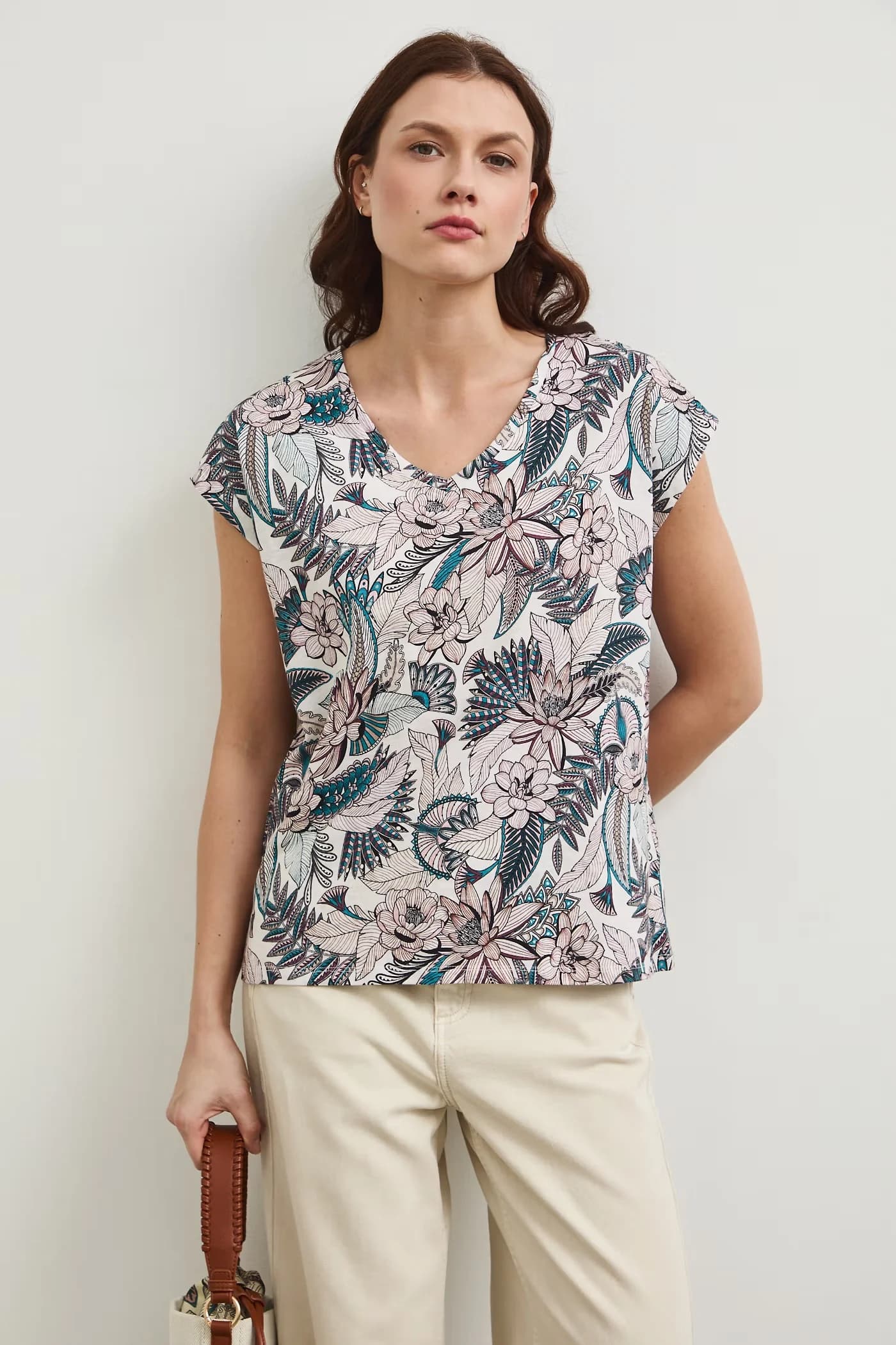 Хлопковая футболка бежевая для женщин - фото 2