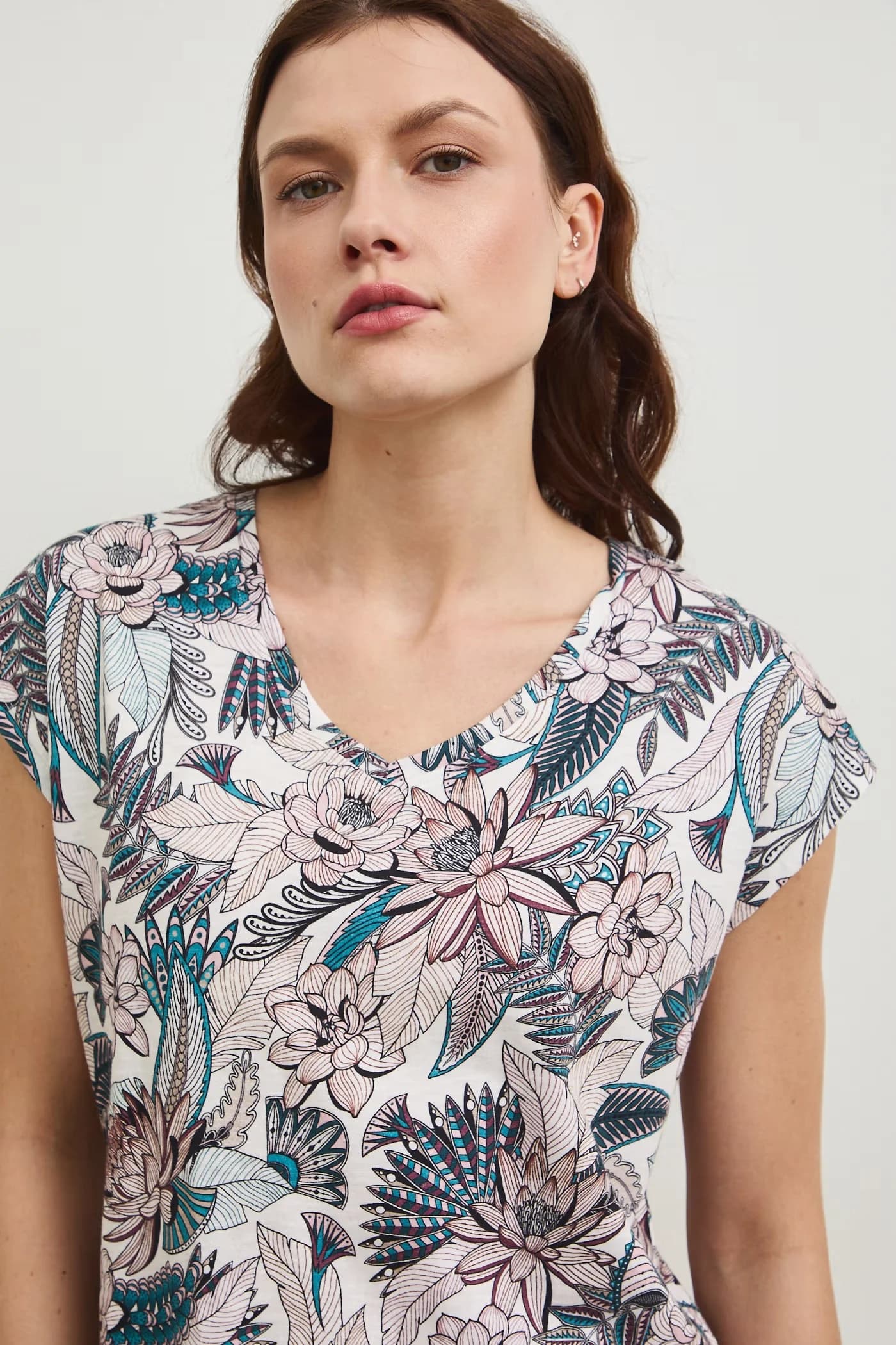 Хлопковая футболка бежевая для женщин - фото 4