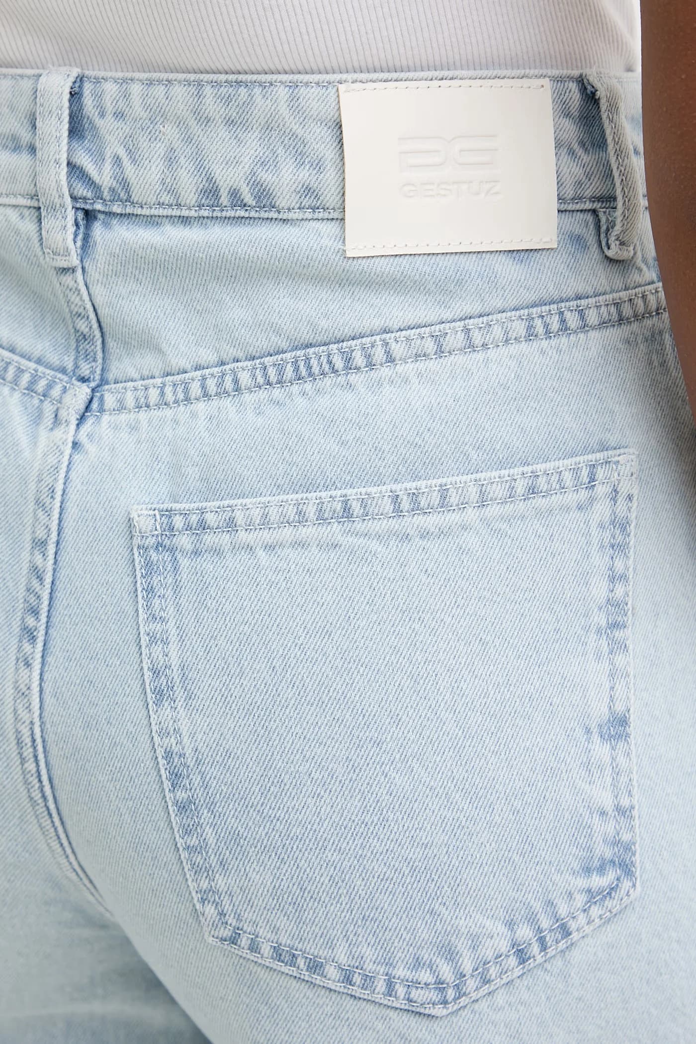 Женские джинсы свободного кроя - фото 5