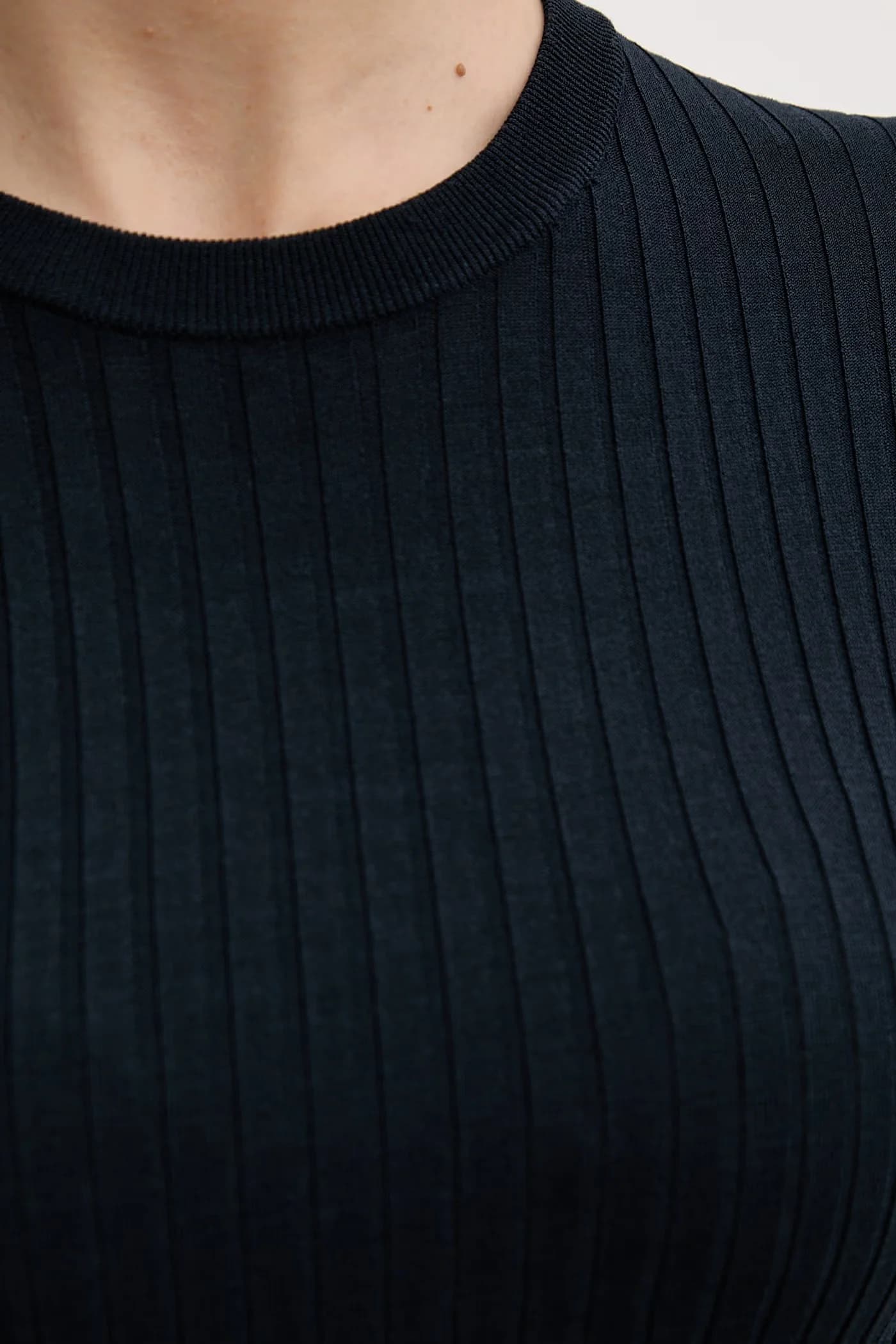 Базовая женская футболка с вискозой JADOU - фото 5