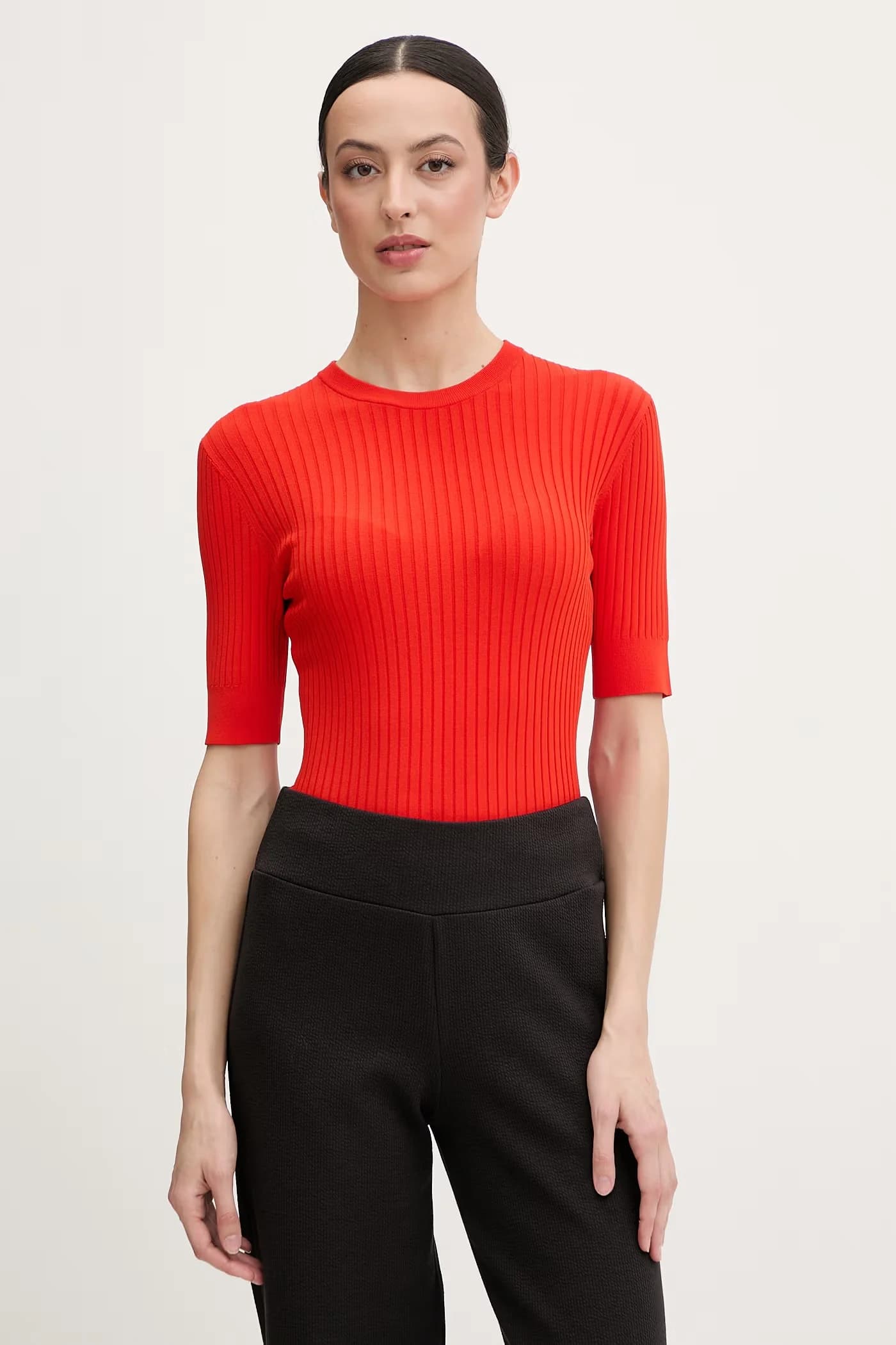 Базовая женская футболка с вискозой JADOU