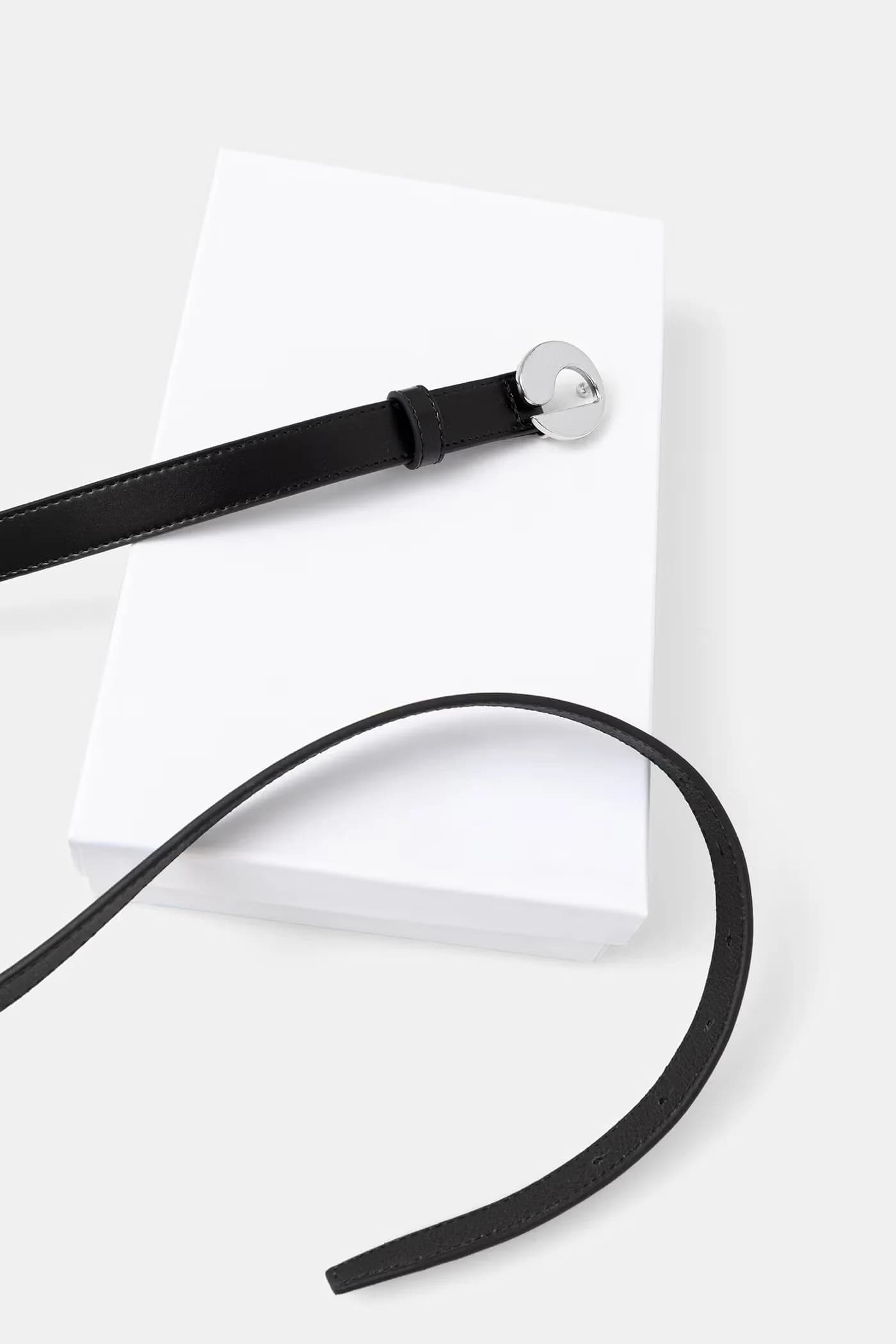 Женский кожаный ремень с логотипом - фото 4