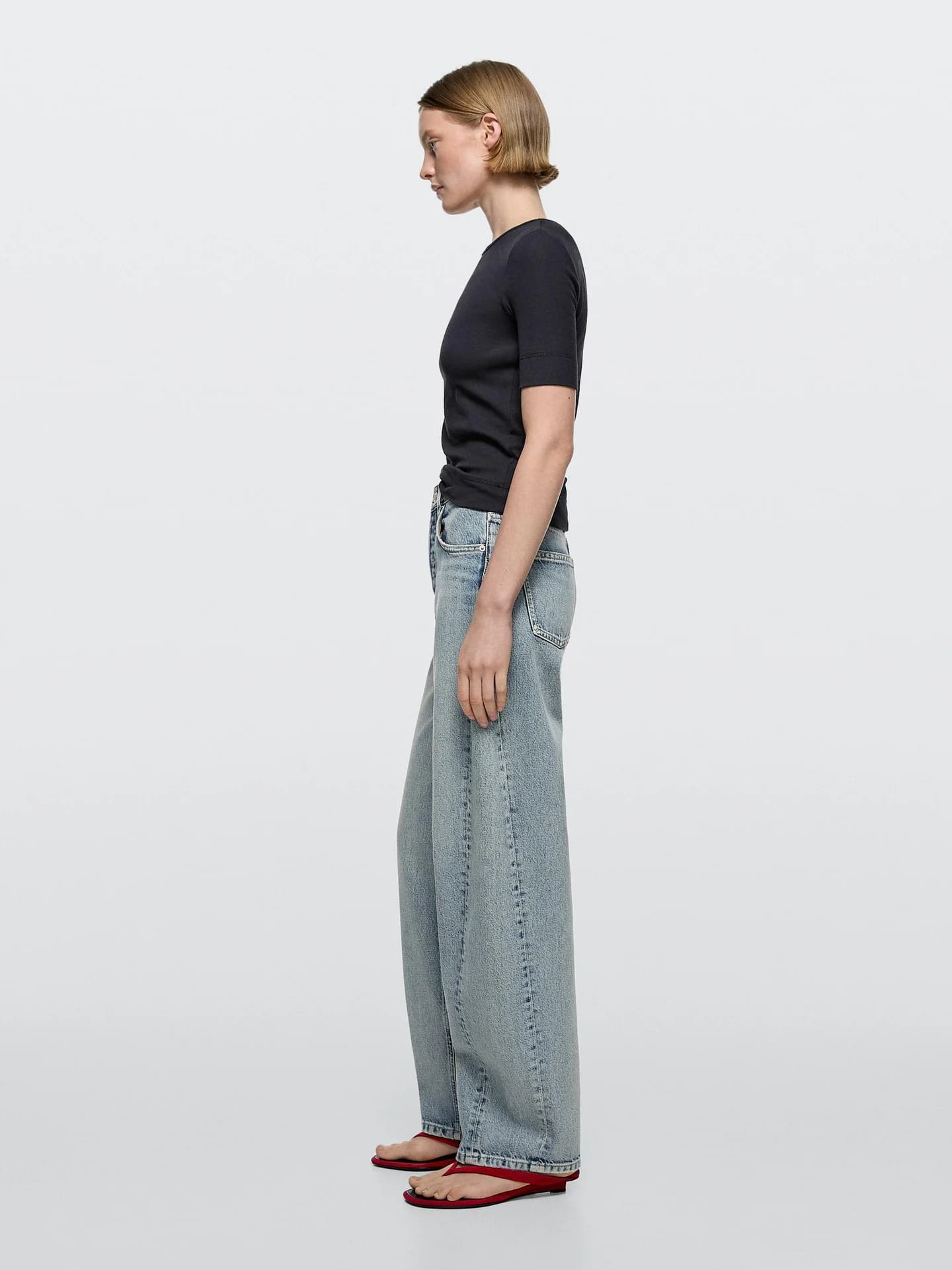 Джинсы объемного кроя со средней посадкой - фото 17