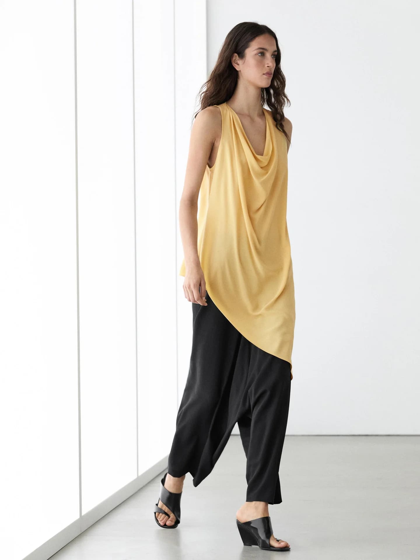 Длинный асимметричный струящийся топ. - фото 10