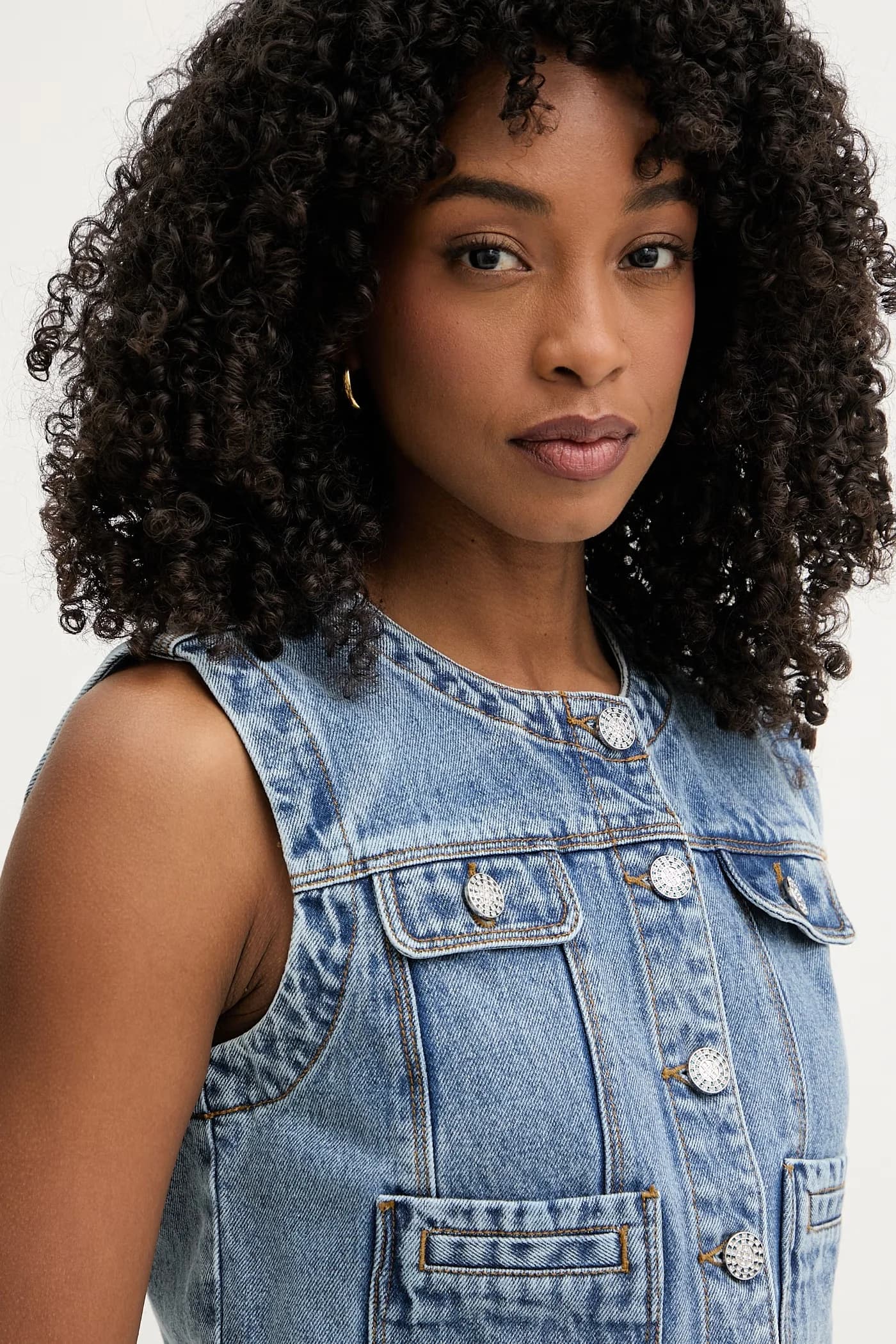 Женский джинсовый жилет - фото 4