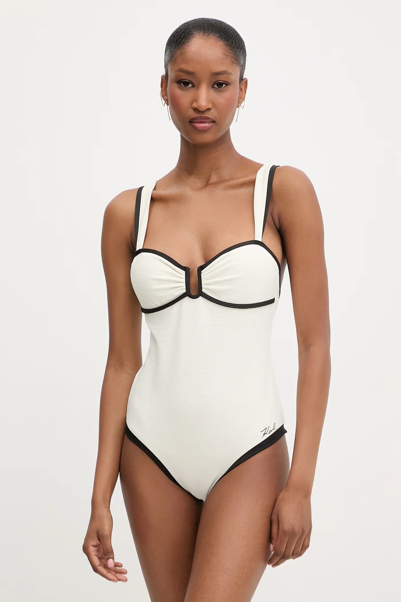 Женский цельный купальник