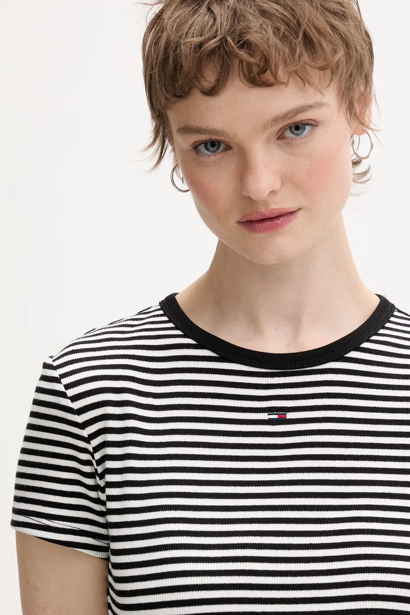 Базовая женская футболка из хлопка с эластаном - фото 4