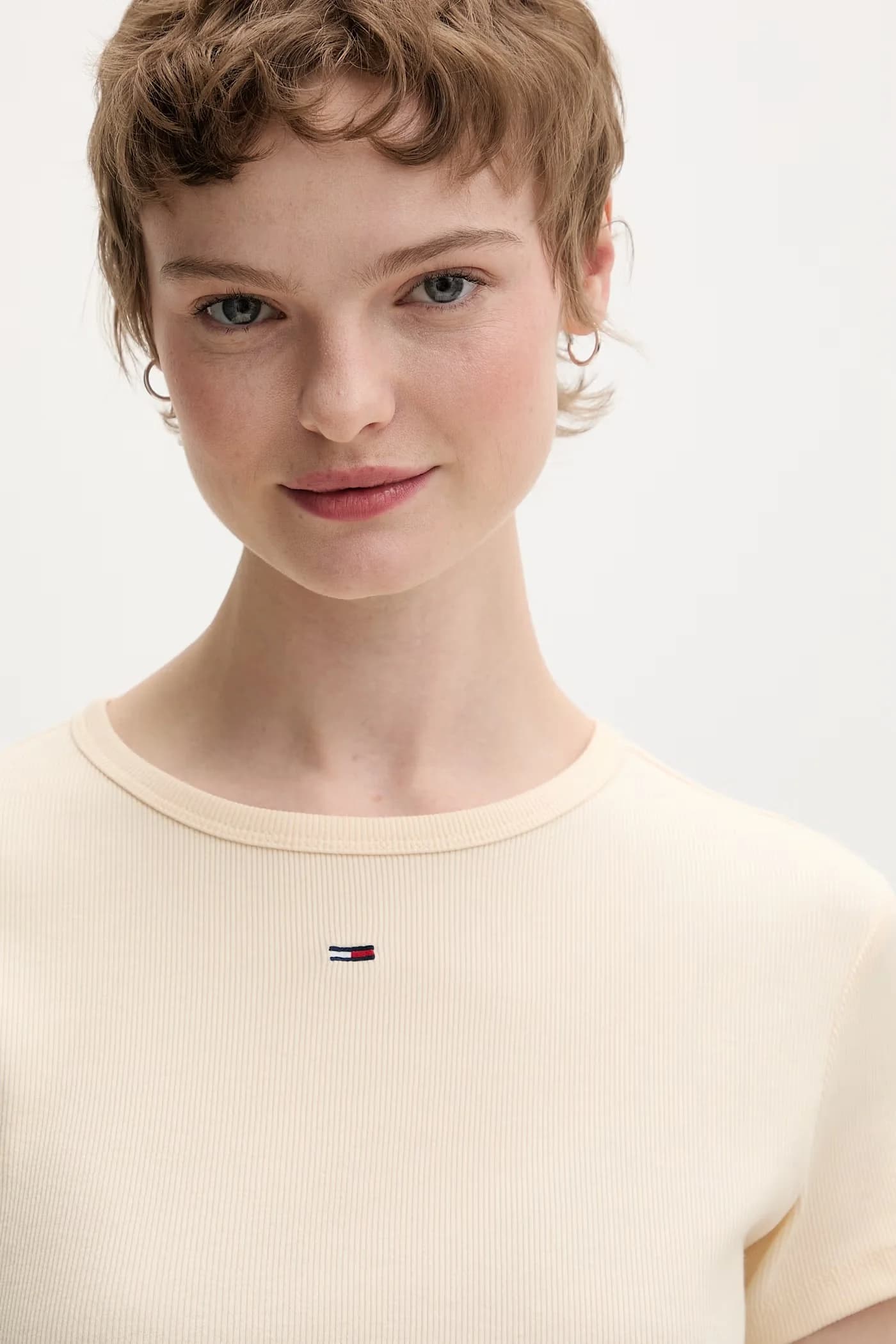 Базовая женская футболка из хлопка с эластаном - фото 4