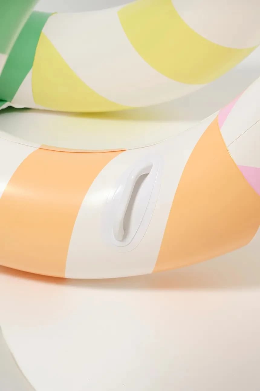 Гигантская надувная полоска из сорбета с лапшой у бассейна - фото 3