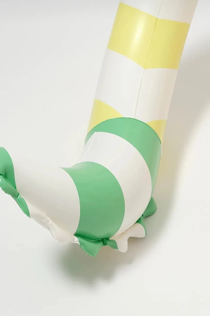 Гигантская надувная полоска из сорбета с лапшой у бассейна - фото 4