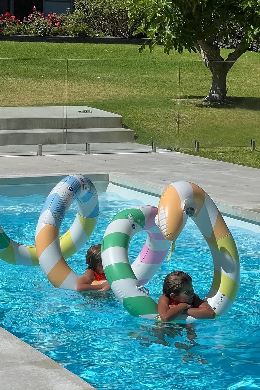 Гигантская надувная полоска из сорбета с лапшой у бассейна - фото 7