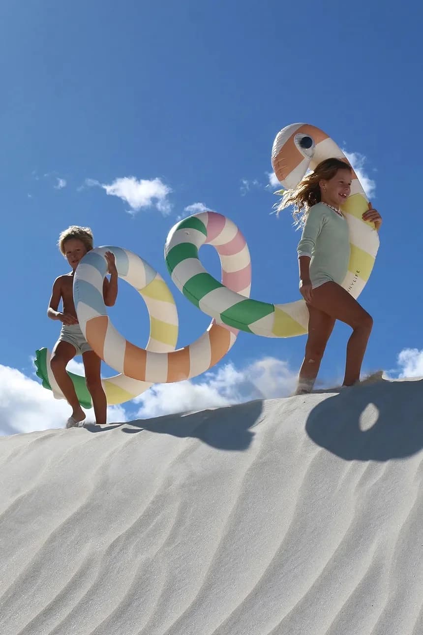 Гигантская надувная полоска из сорбета с лапшой у бассейна - фото 9