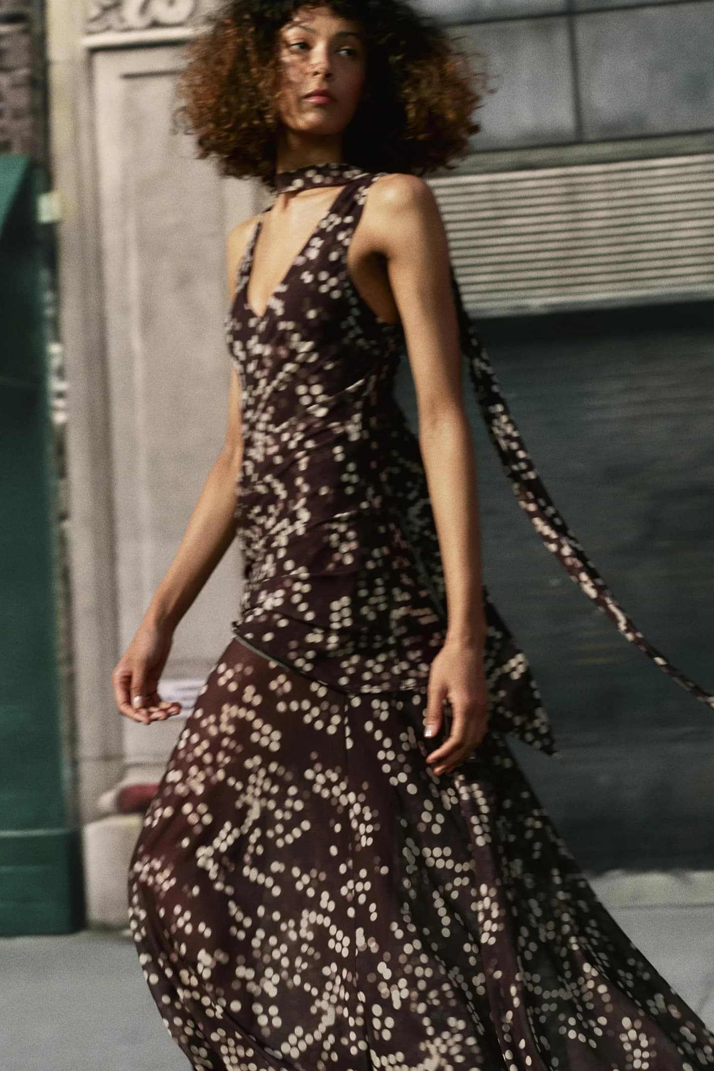 ДЛИННОЕ ПЛАТЬЕ ИЗ ТЮЛЯ С КАШОНАМИ