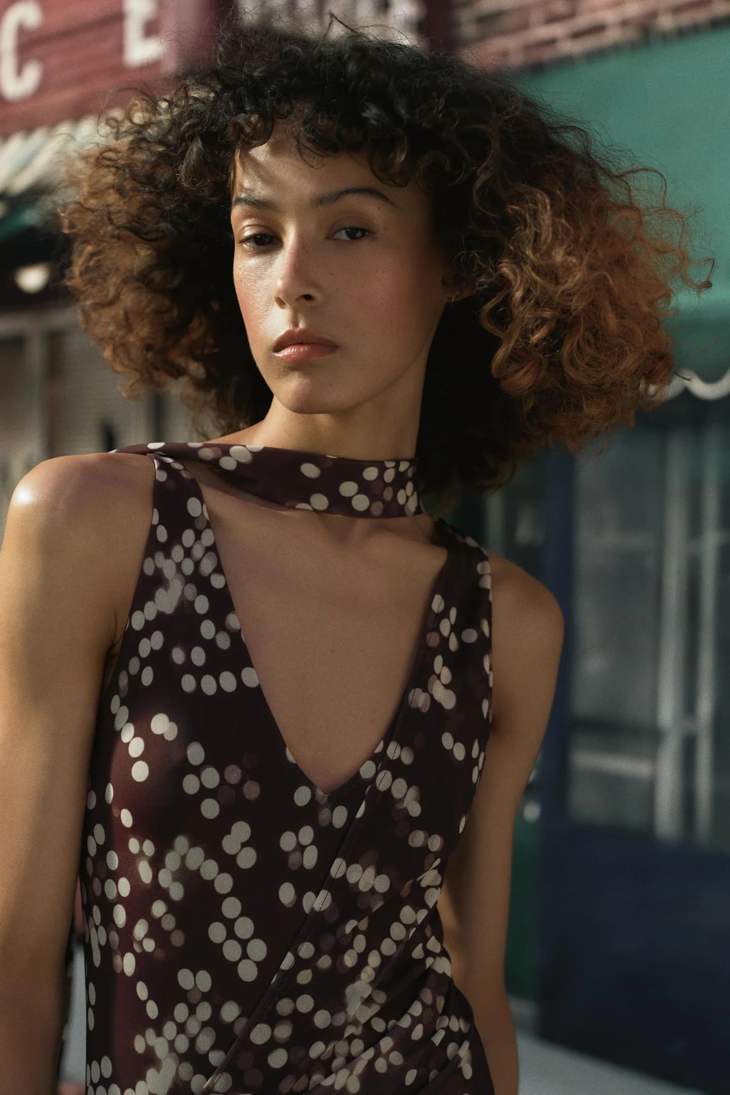 ДЛИННОЕ ПЛАТЬЕ ИЗ ТЮЛЯ С КАШОНАМИ - фото 2