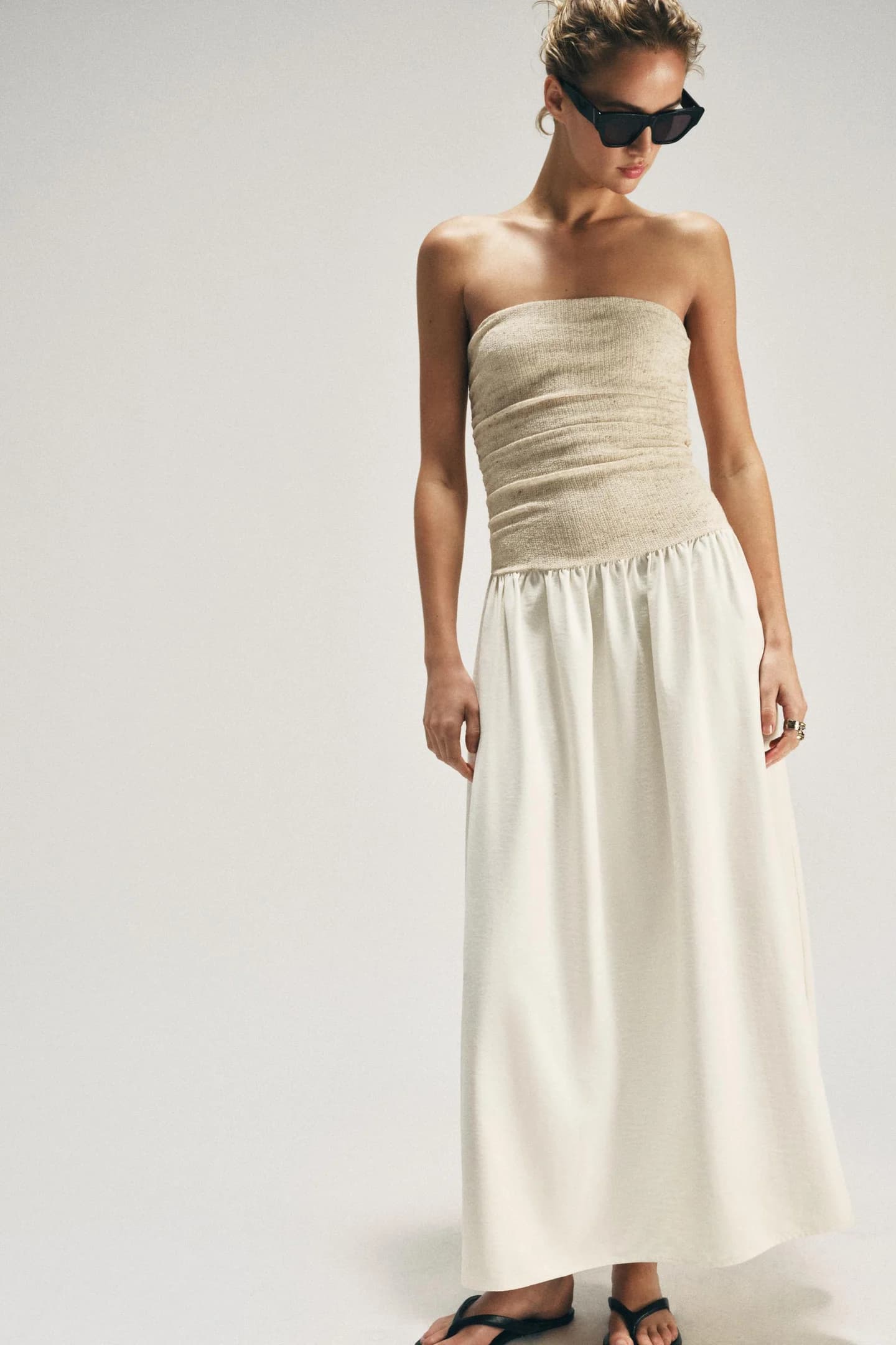 ПЛАТЬЕ МИДИ С ПРЯМЫМ ВЫРЕЗОМ И КОМБИНИРОВАННОЙ ТКАНИ