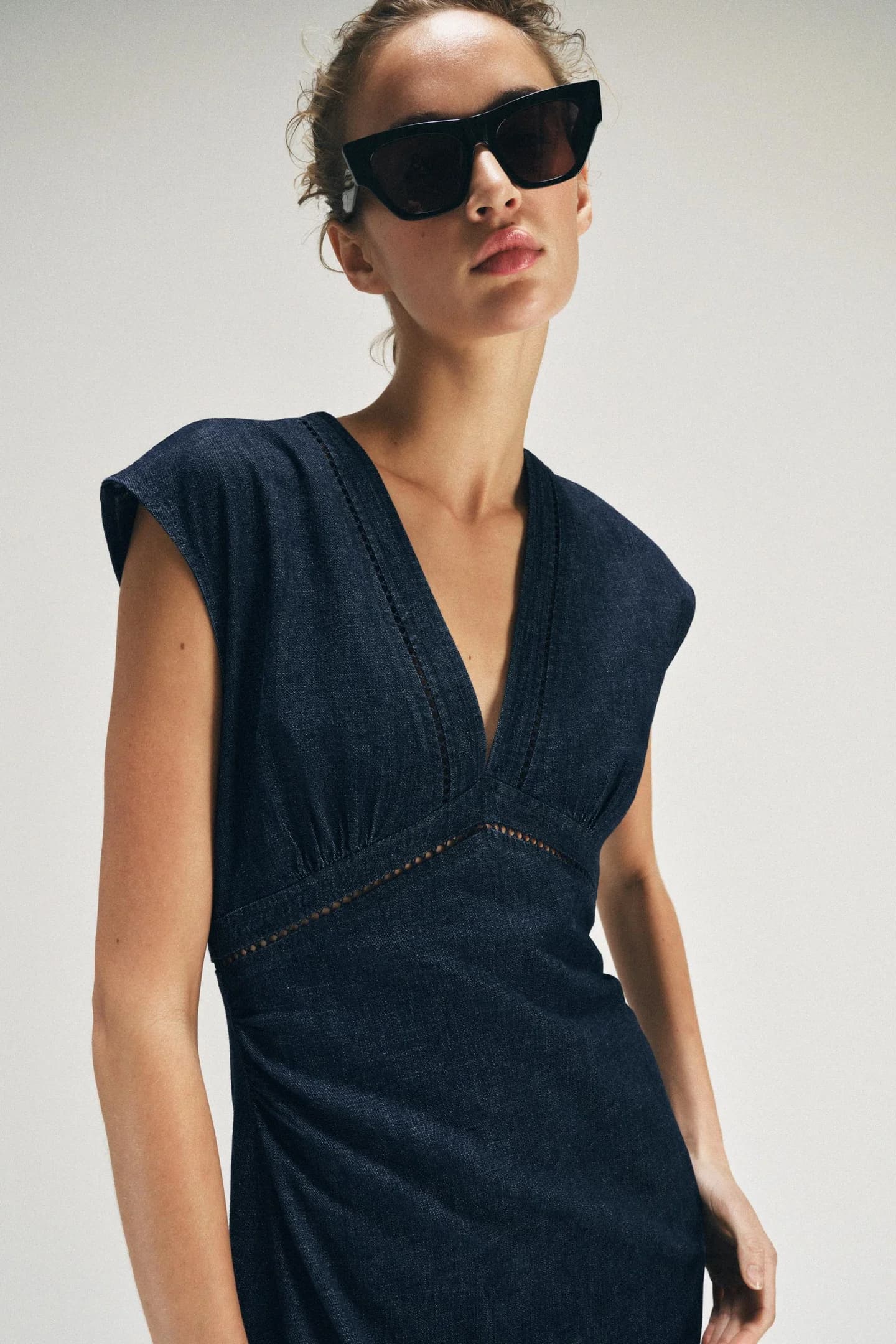 ПЛАТЬЕ СРЕДНЕЙ ДЛИНЫ С АНГЛИЙСКОЙ ВЫШИВКОЙ - фото 2