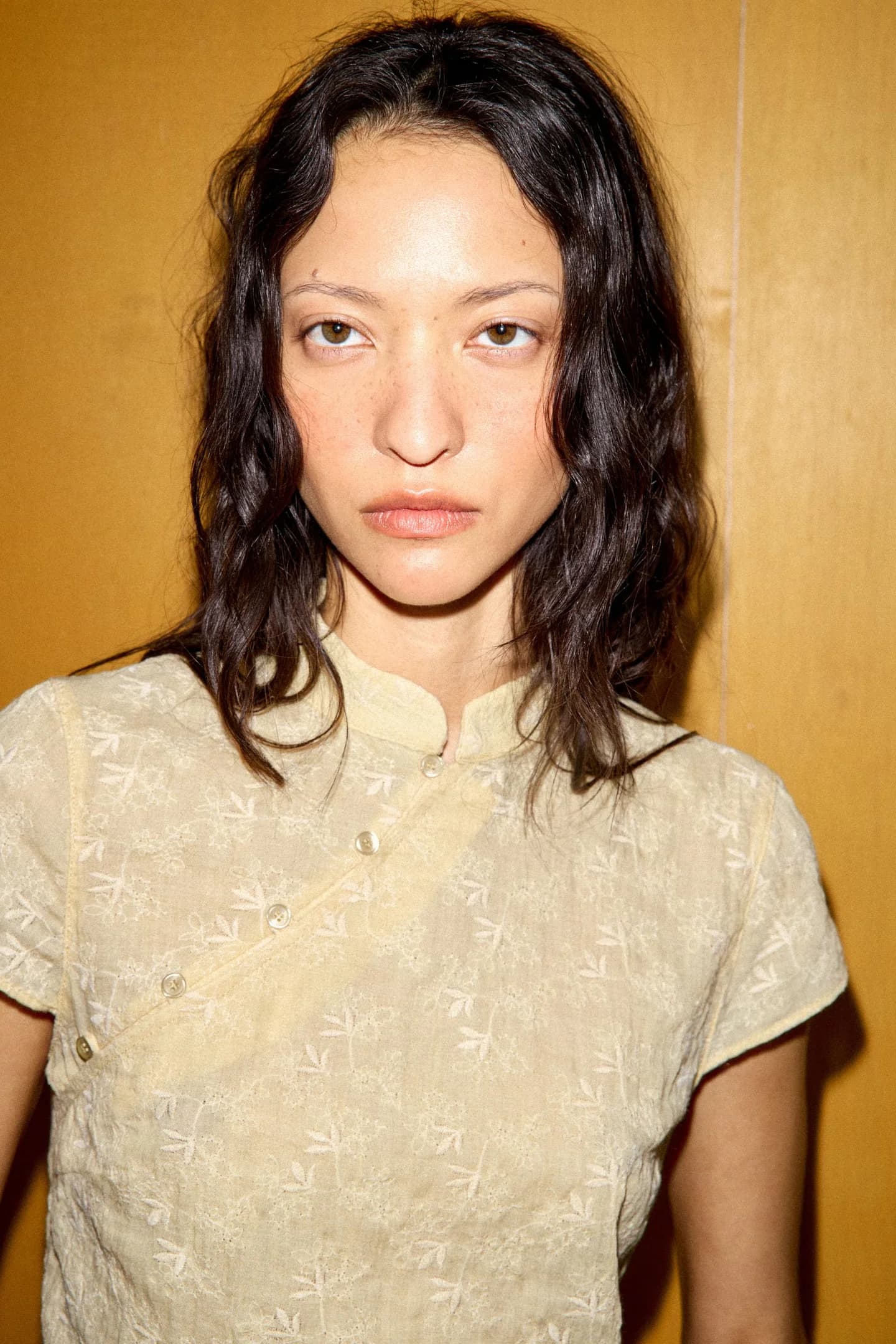 РУБАШКА С ВОРОТНИКОМ-СТОЙКОЙ И ВЫШИВКОЙ - фото 2