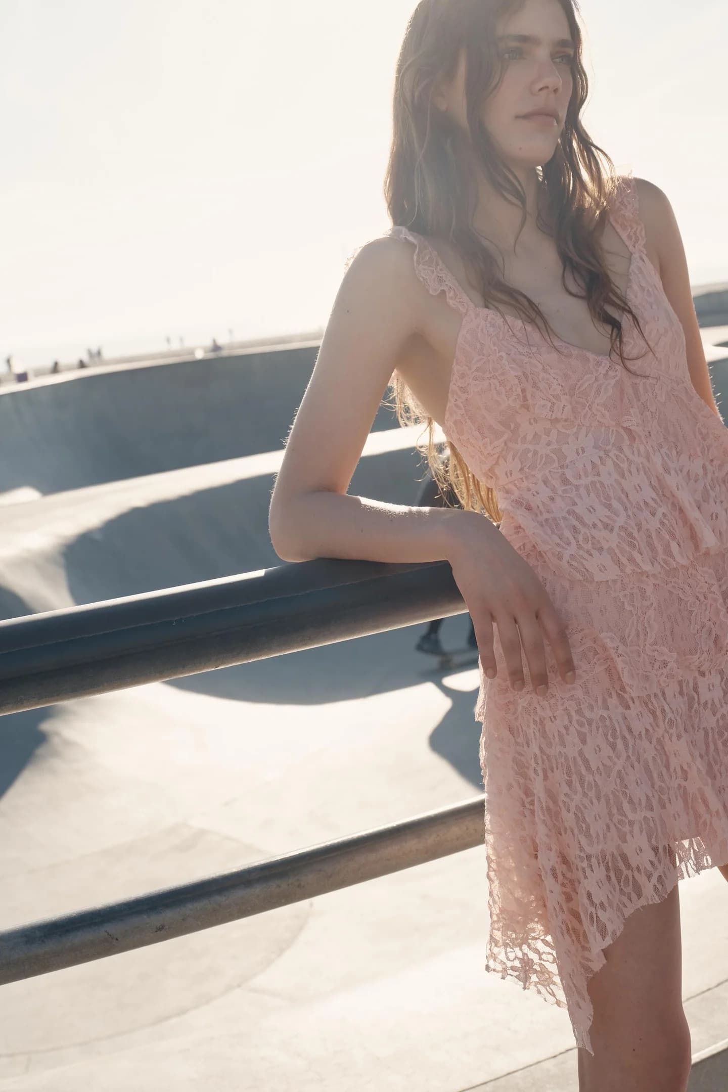 ПЛАТЬЕ С РАЛЛАСАМИ И КРУЖЕВОМ