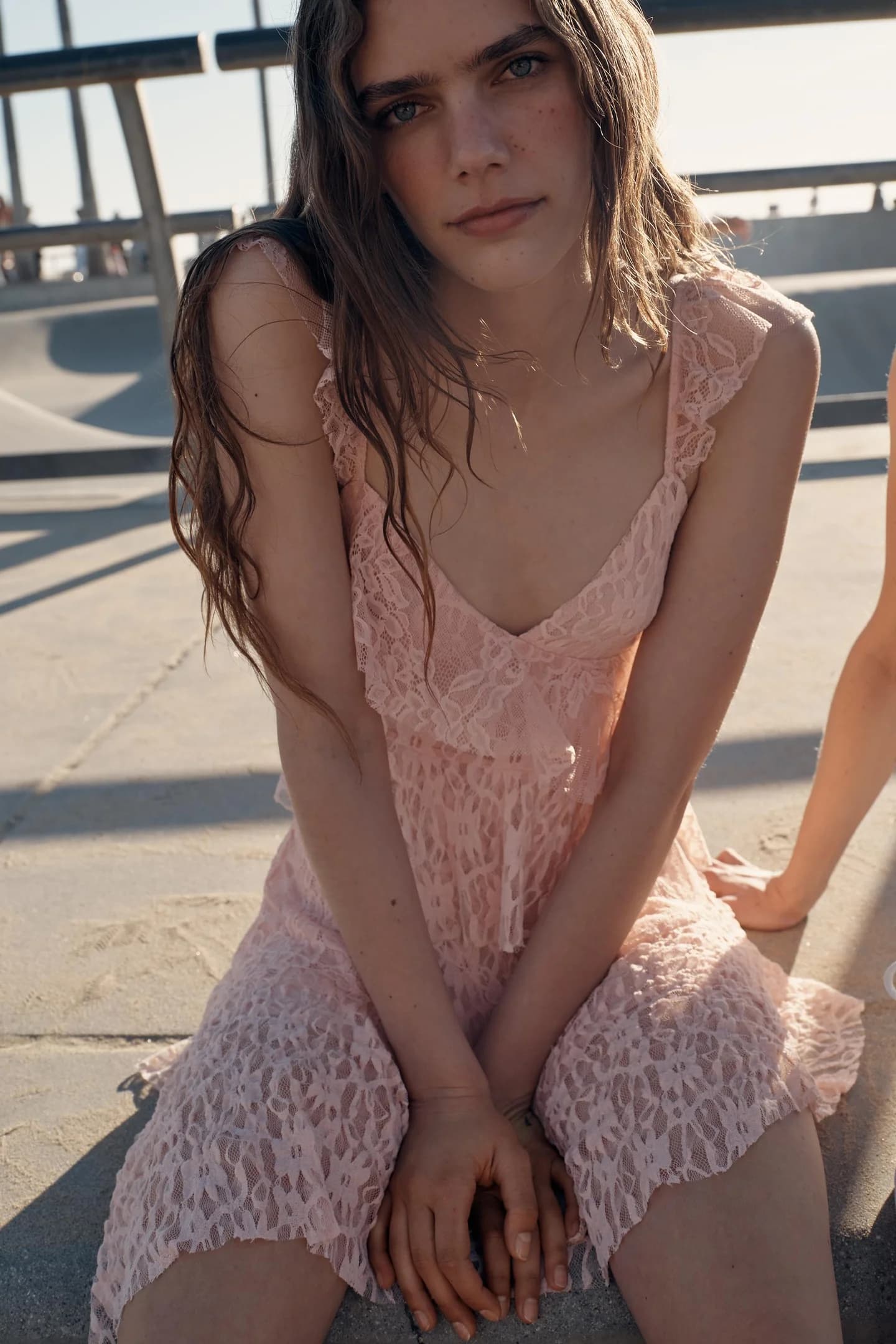 ПЛАТЬЕ С РАЛЛАСАМИ И КРУЖЕВОМ - фото 2