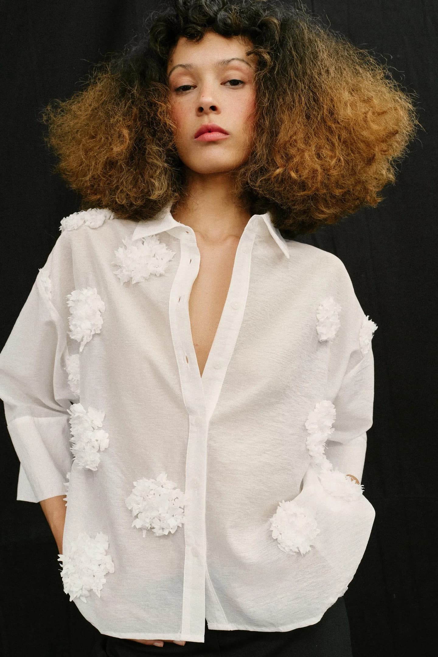 СВОБОДНАЯ ЦВЕТОЧНАЯ РУБАШКА С РЕФЕЛЬНЫМ УЗОРОМ