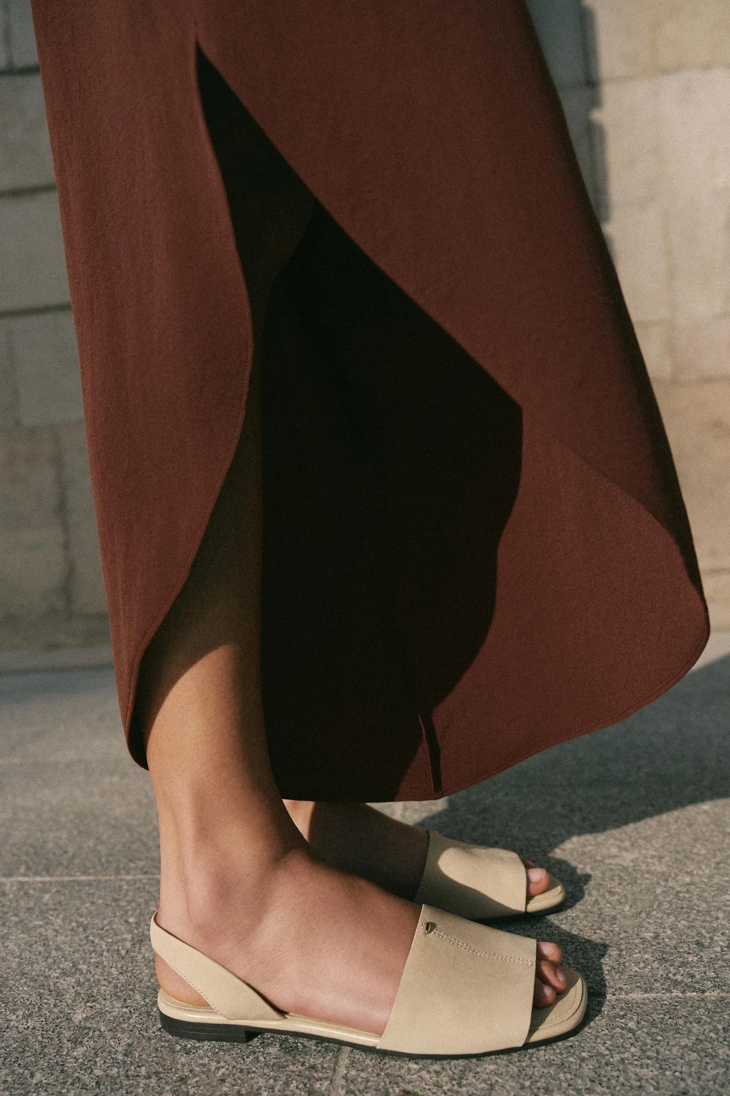 КОЖАНЫЕ ТАПОЧКИ НА ПЛОСКОЙ ПЛОСКОЙ ПЛОСКОСТИ С РЕМЕШКОМ - фото 2