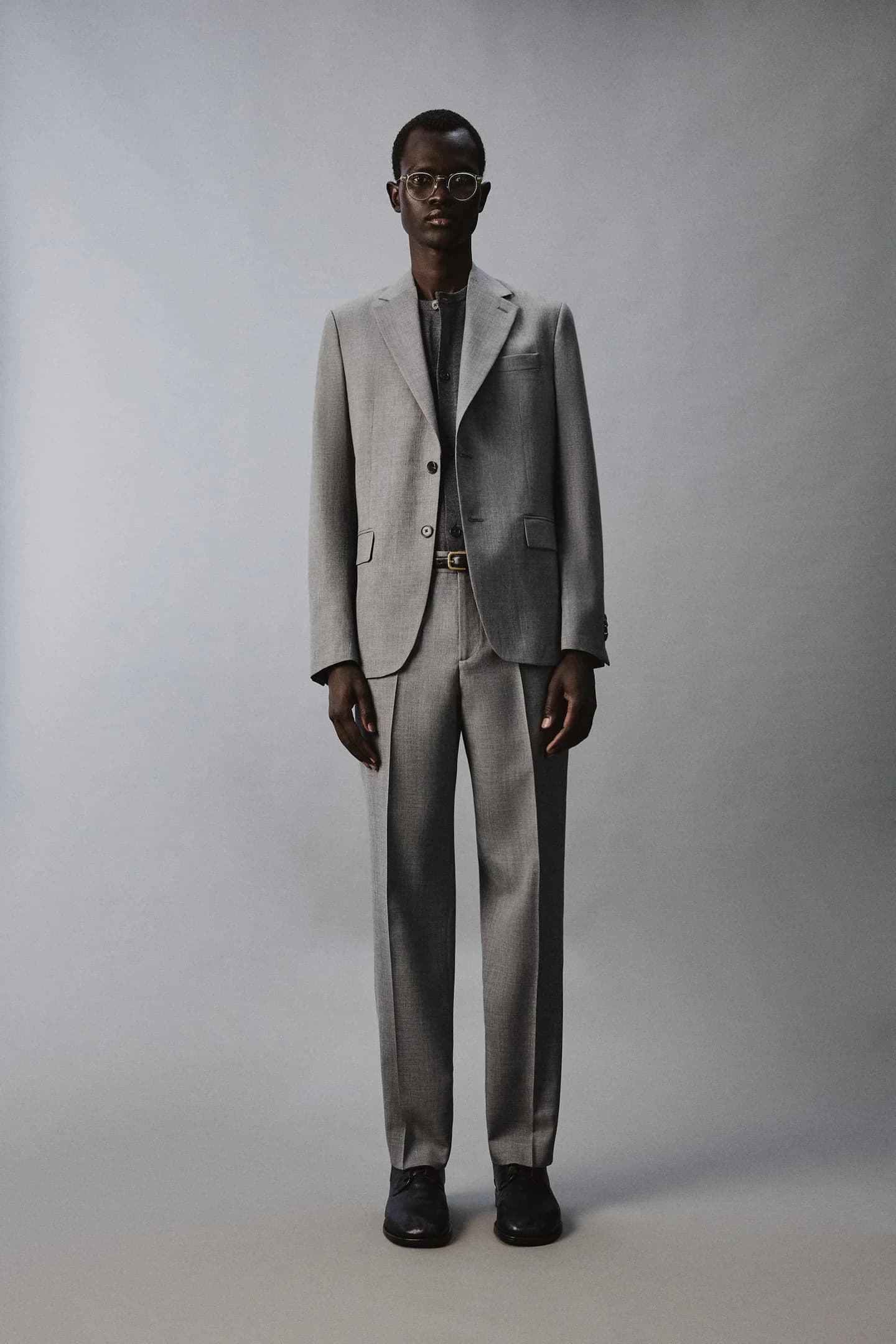 КОСТЮМНЫЕ БРЮКИ ПРИМАННОГО КРОЯ ИЗ СТРУКТУРНОЙ ТКАНИ