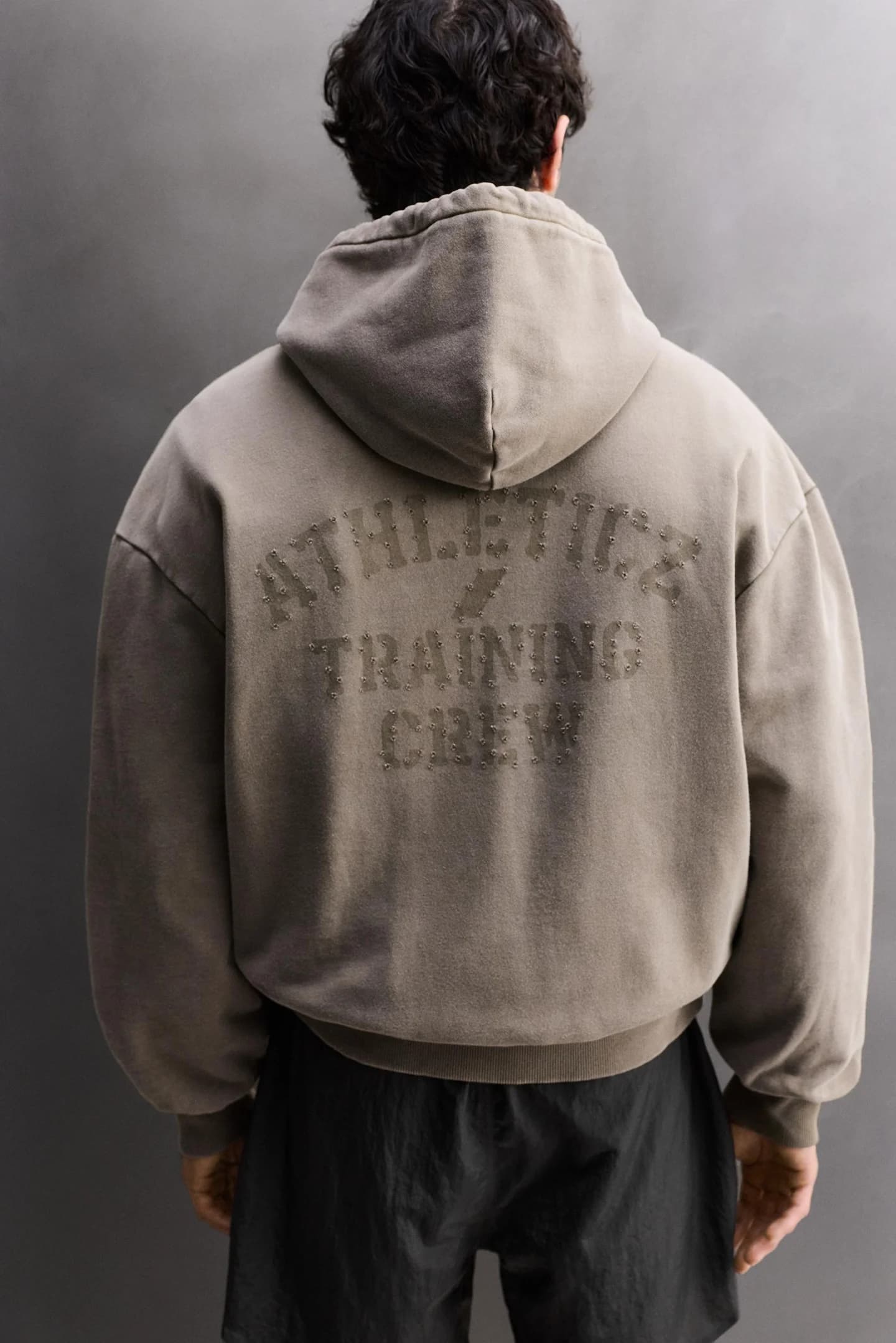 ХУДИ С ЭФФЕКТОМ СТИРКИ ИЗ ТРЕНИРОВОЧНОЙ КОЛЛЕКЦИИ