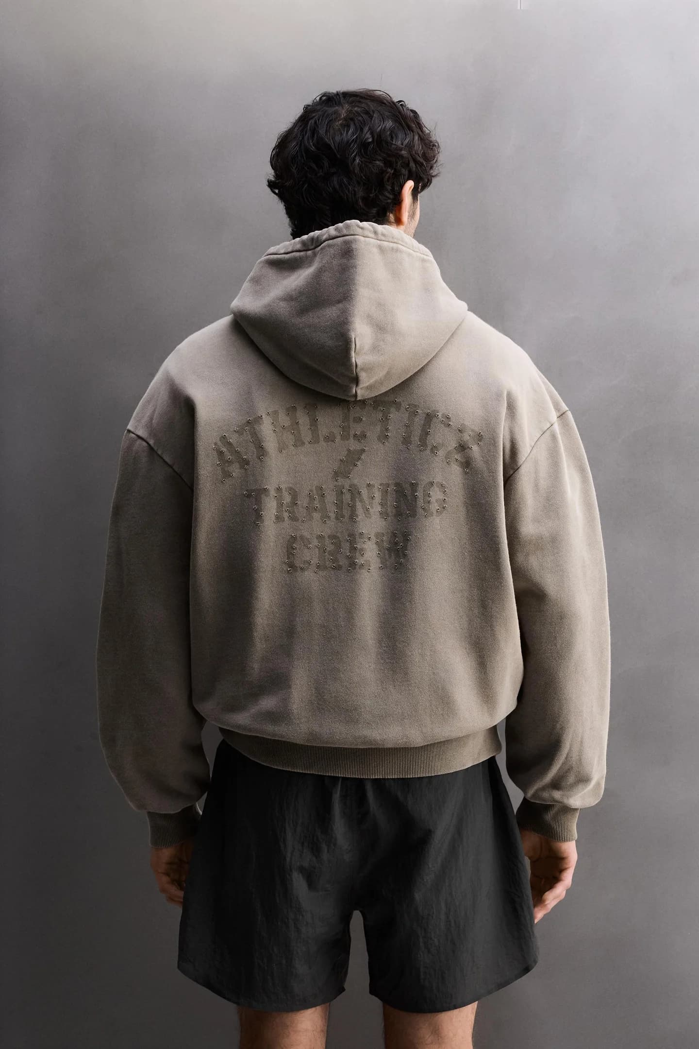 ХУДИ С ЭФФЕКТОМ СТИРКИ ИЗ ТРЕНИРОВОЧНОЙ КОЛЛЕКЦИИ - фото 2