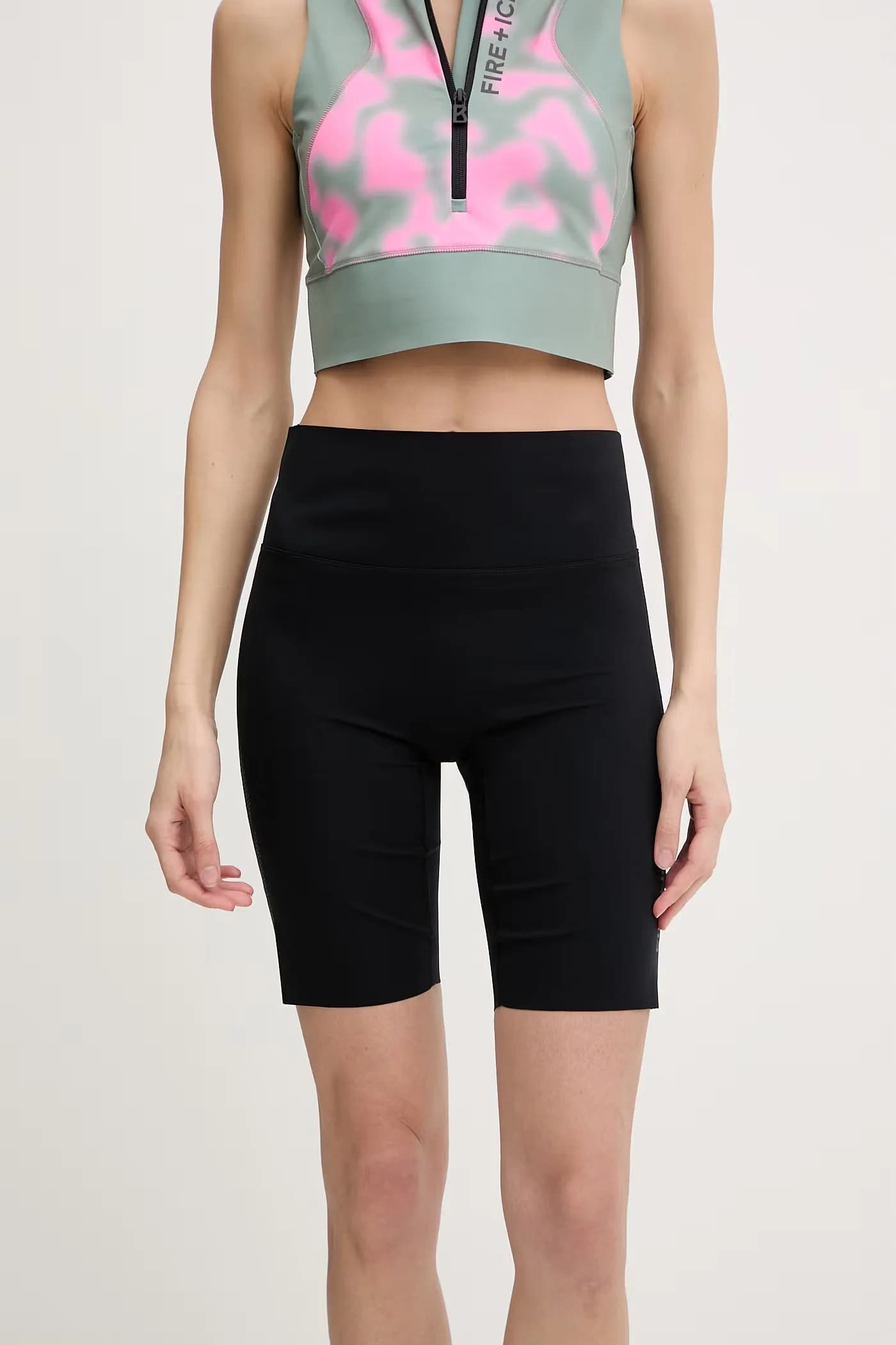 Женщины-велосипедистки CAMMI