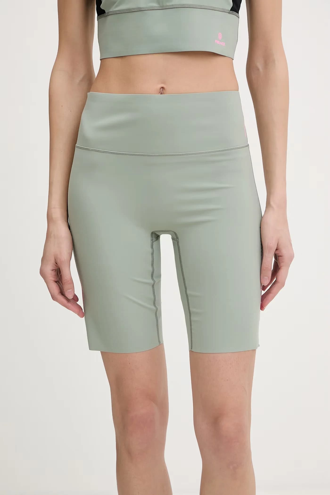 Женщины-велосипедистки CAMMI