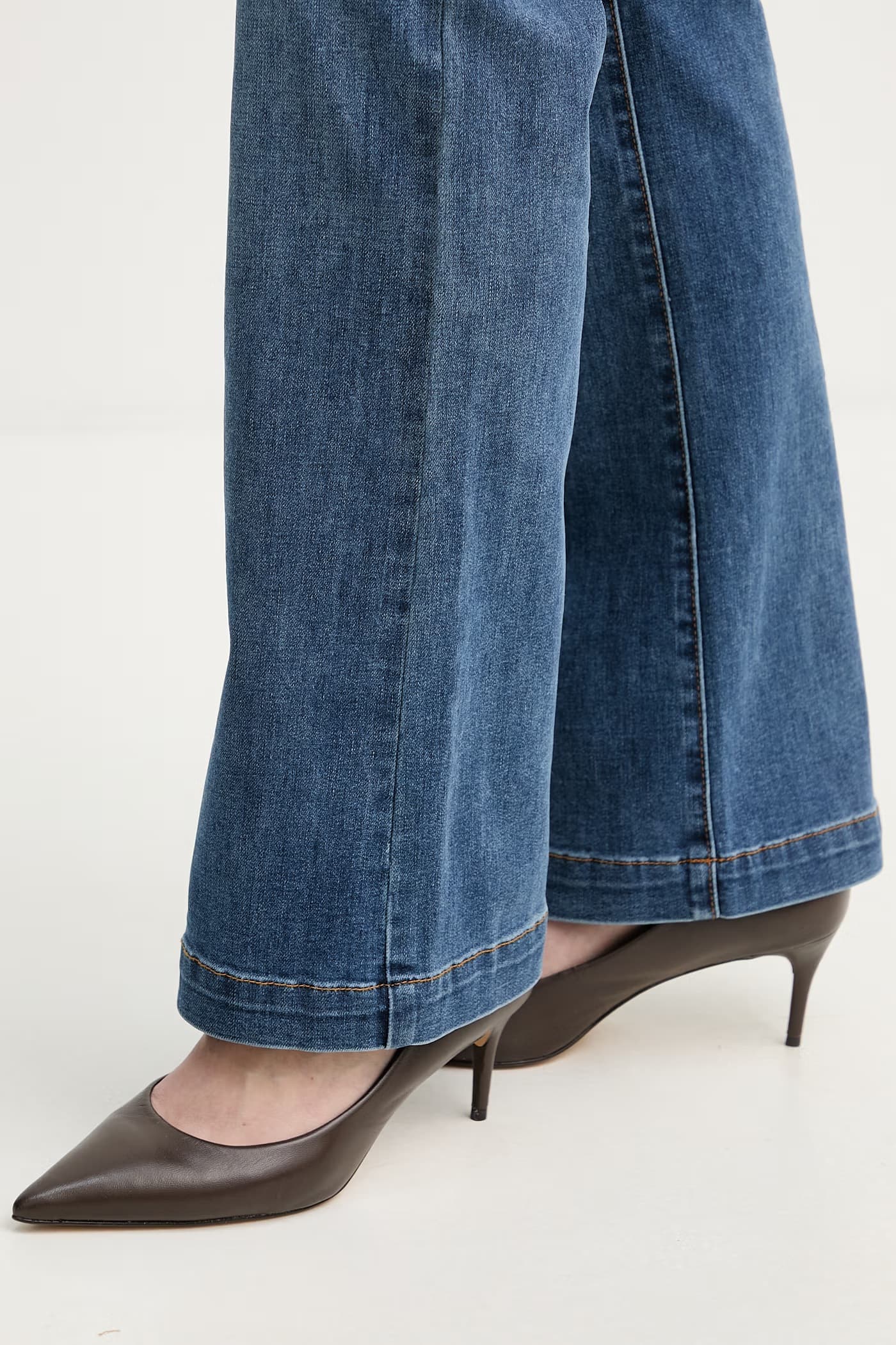 Женские джинсы-клеш - фото 5