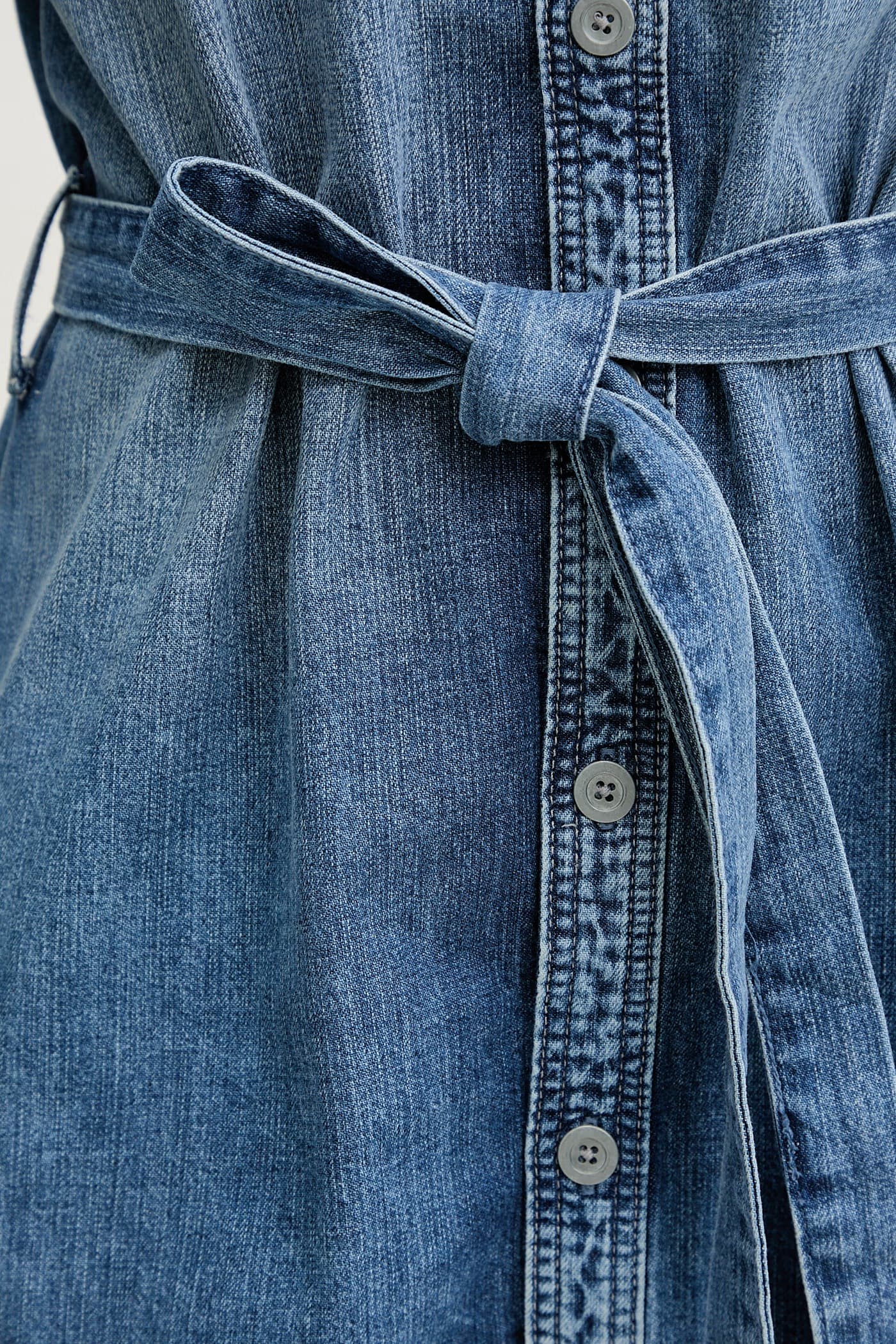 Джинсовое платье-рубашка с поясом-рубашкой - фото 5