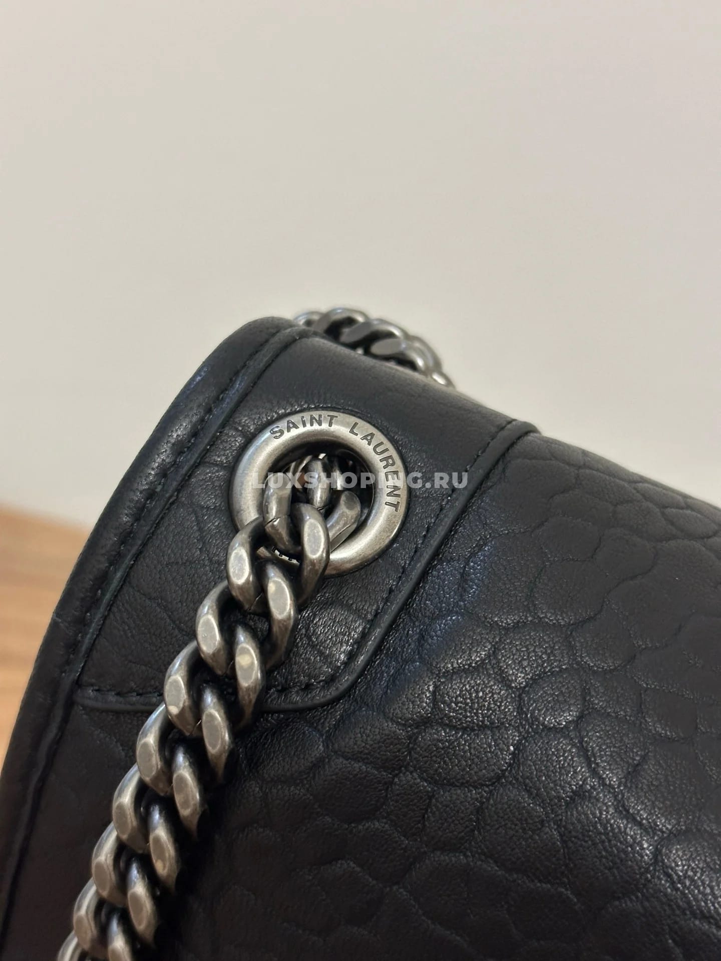 Saint Laurent Сумка Niki 28 см из мягкой овечьей кожи - фото 5