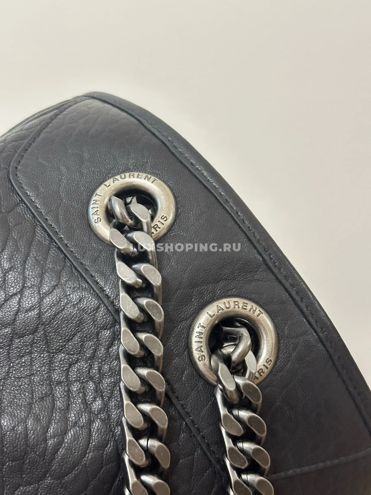 Saint Laurent Oversize Niki  47 см из мягкой овечьей кожи - фото 5