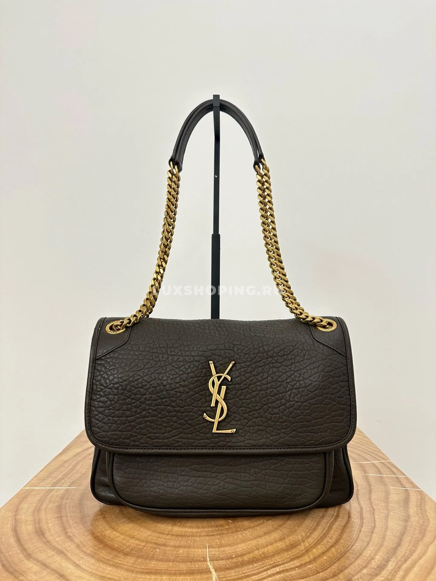 Saint Laurent Сумка Niki 28 см Gold из мягкой овечьей кожи - фото 2