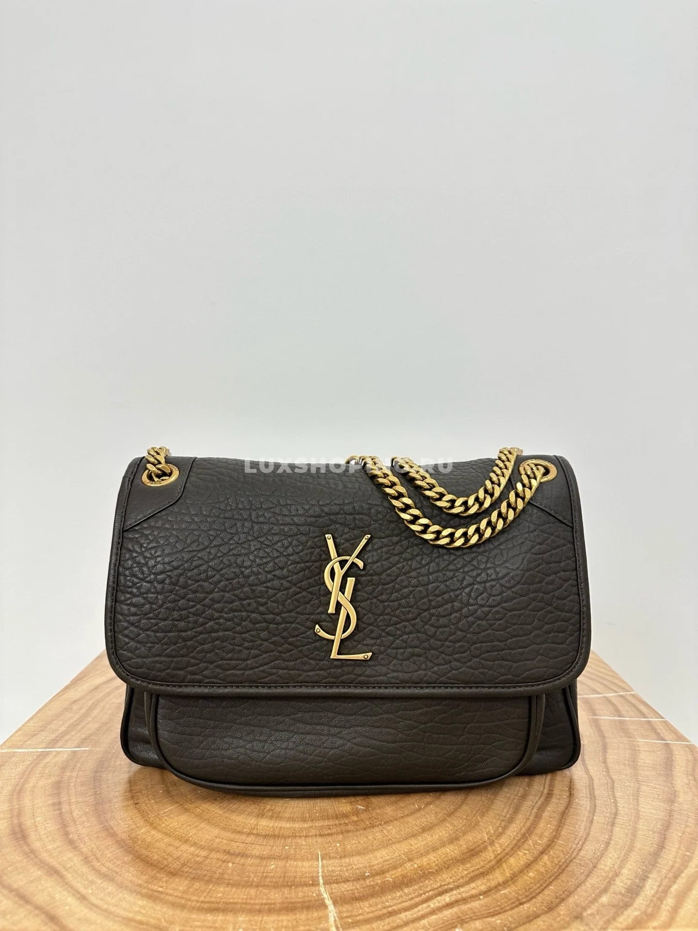 Saint Laurent Сумка Niki 28 см Gold из мягкой овечьей кожи - фото 3