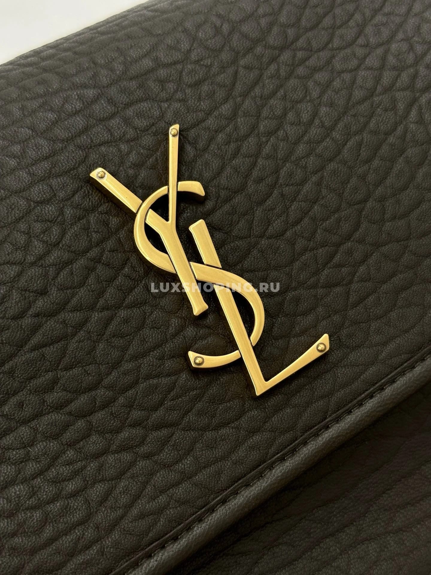 Saint Laurent Сумка Niki 28 см Gold из мягкой овечьей кожи - фото 4