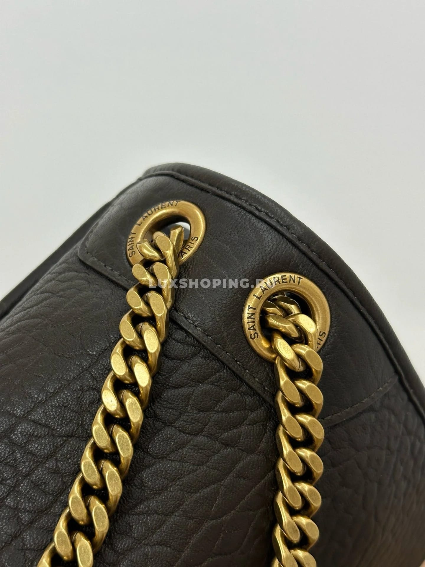 Saint Laurent Сумка Niki 28 см Gold из мягкой овечьей кожи - фото 5